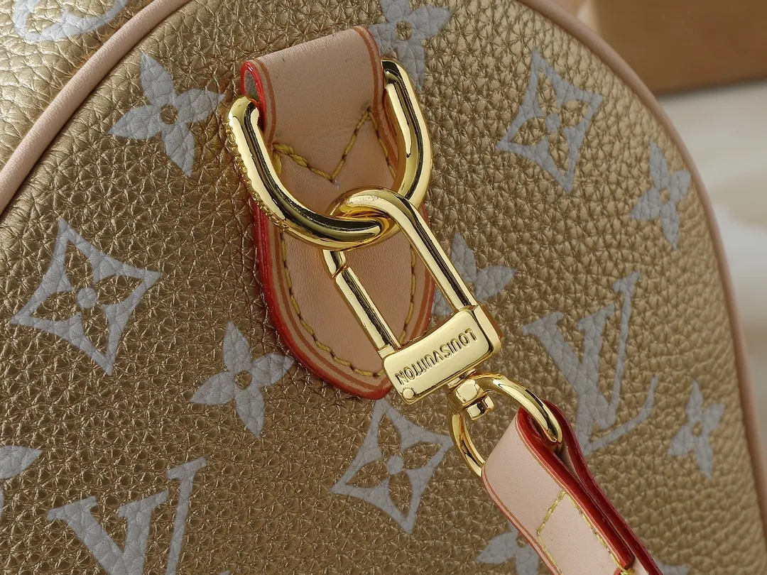 💰280💰Upgraded from the original M40390 M24426 M24425 M24424 M24423 M24443 M. This Speedy Bandoulière 25 Monogram Leather handbag is made of soft cow leather and uses the Monogram pattern to reproduce the elegant look and feel of the canvas print. Dazzling metal hardware, sheepskin lining and nameplate all reflect Creative Director Pharrell Williams' relentless attention to detail. Dimensions: 25.0 x 15.0 x 15.0 cm (length x height x width)