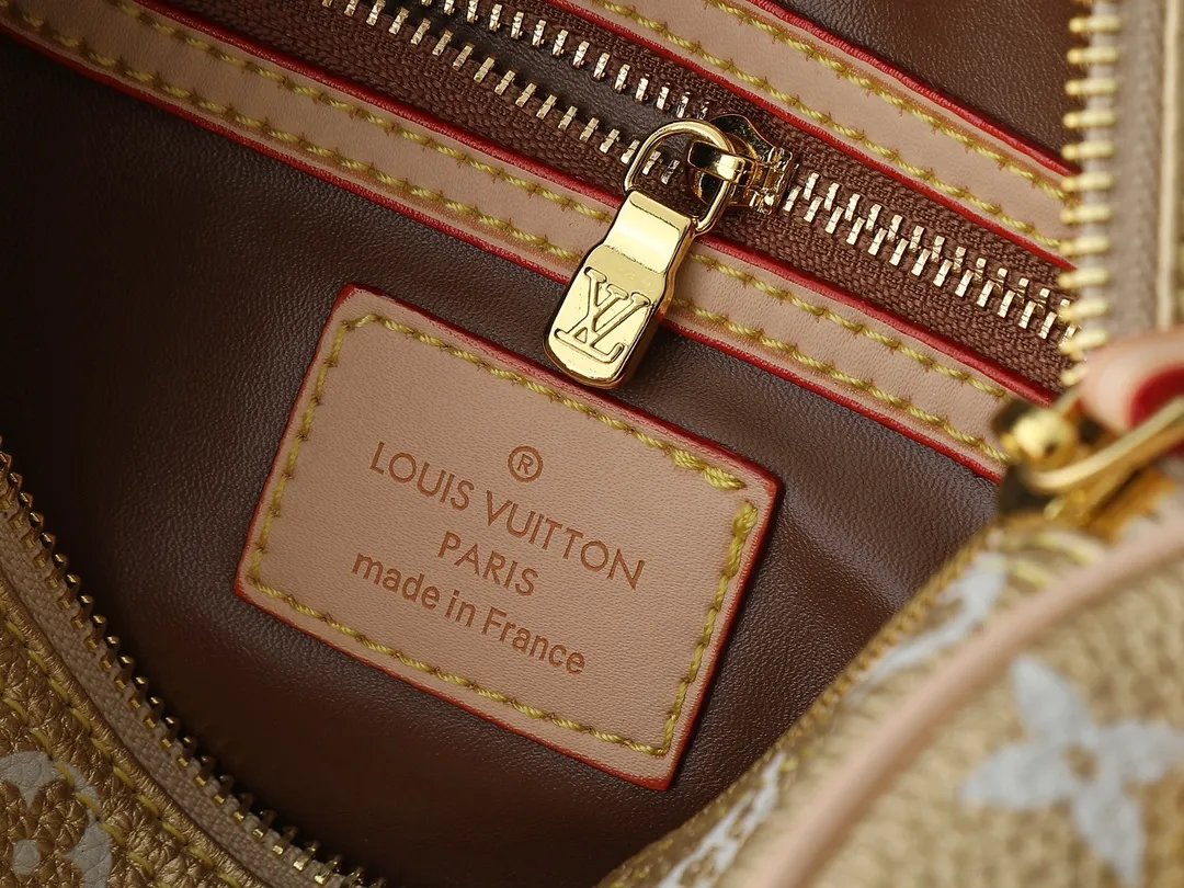 💰280💰Upgraded from the original M40390 M24426 M24425 M24424 M24423 M24443 M. This Speedy Bandoulière 25 Monogram Leather handbag is made of soft cow leather and uses the Monogram pattern to reproduce the elegant look and feel of the canvas print. Dazzling metal hardware, sheepskin lining and nameplate all reflect Creative Director Pharrell Williams' relentless attention to detail. Dimensions: 25.0 x 15.0 x 15.0 cm (length x height x width)