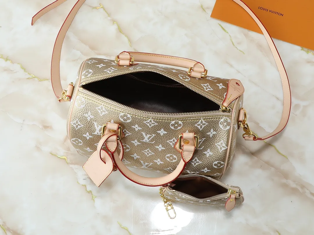 💰280💰Upgraded from the original M40390 M24426 M24425 M24424 M24423 M24443 M. This Speedy Bandoulière 25 Monogram Leather handbag is made of soft cow leather and uses the Monogram pattern to reproduce the elegant look and feel of the canvas print. Dazzling metal hardware, sheepskin lining and nameplate all reflect Creative Director Pharrell Williams' relentless attention to detail. Dimensions: 25.0 x 15.0 x 15.0 cm (length x height x width)