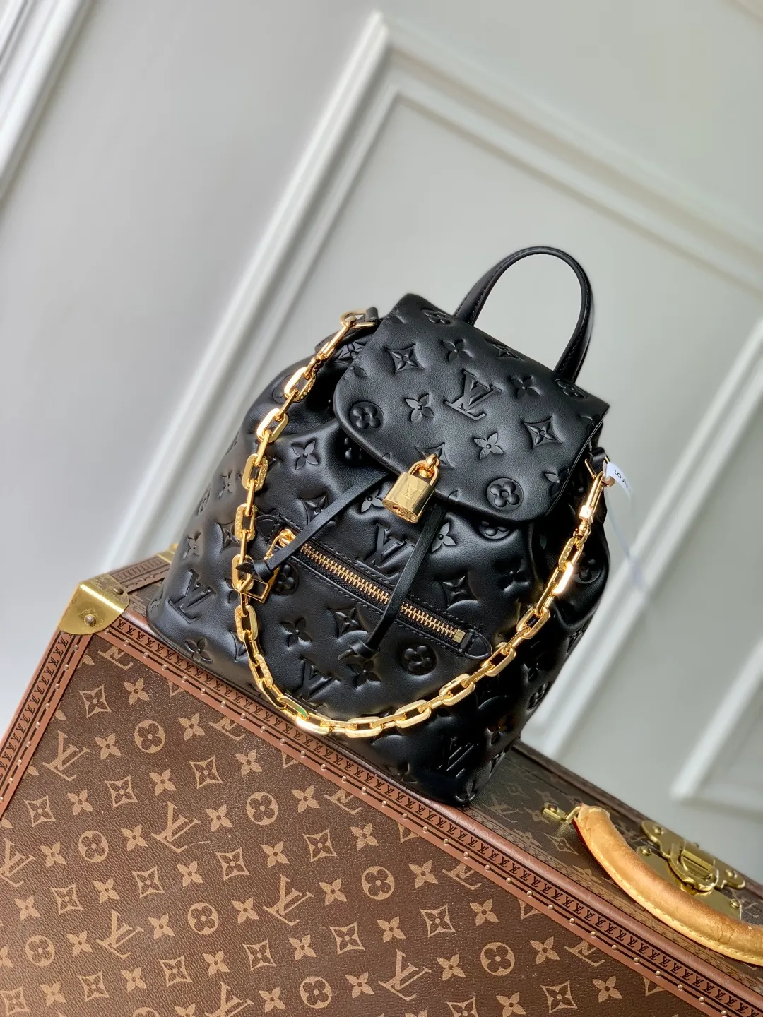 💰1180 (first-grain leather) top-quality original M13357 Coussin Backpack small handbag joins the Coussin series in a backpack configuration. It is made of soft Monogram embossed leather and integrated with the iconic LV padlock, which combines modern style and functional considerations. The detachable Coussin chain releases the metal edge, and the zippered front pocket makes it easy to access various small items. 26 x 10 x 21 cm (height x width x length)