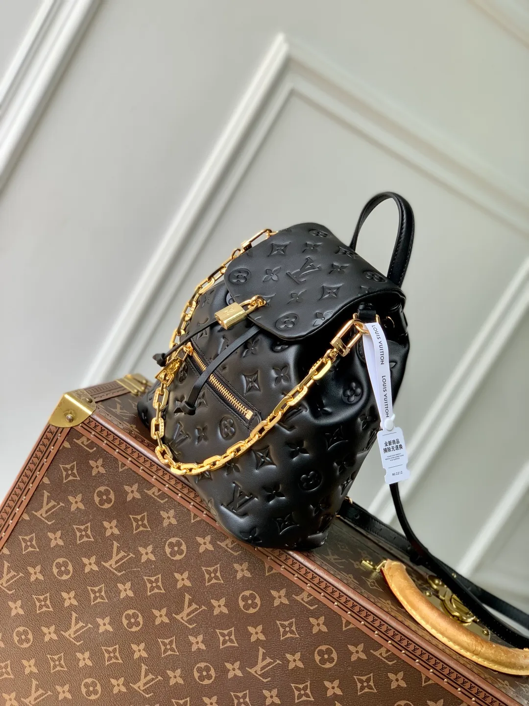 💰1180 (first-grain leather) top-quality original M13357 Coussin Backpack small handbag joins the Coussin series in a backpack configuration. It is made of soft Monogram embossed leather and integrated with the iconic LV padlock, which combines modern style and functional considerations. The detachable Coussin chain releases the metal edge, and the zippered front pocket makes it easy to access various small items. 26 x 10 x 21 cm (height x width x length)