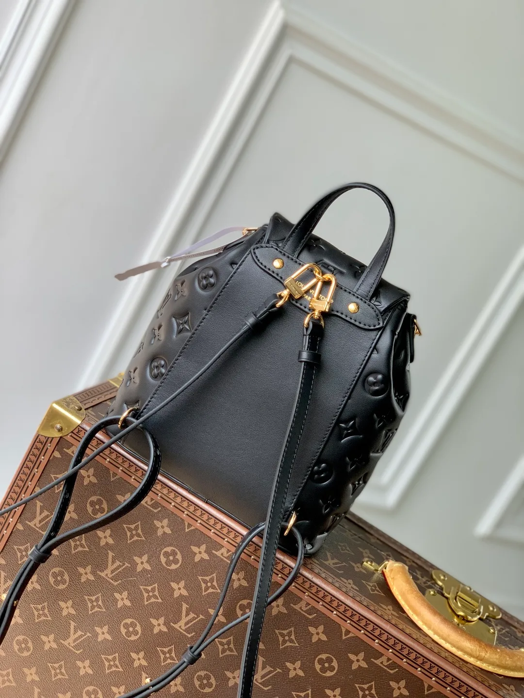 💰1180 (first-grain leather) top-quality original M13357 Coussin Backpack small handbag joins the Coussin series in a backpack configuration. It is made of soft Monogram embossed leather and integrated with the iconic LV padlock, which combines modern style and functional considerations. The detachable Coussin chain releases the metal edge, and the zippered front pocket makes it easy to access various small items. 26 x 10 x 21 cm (height x width x length)