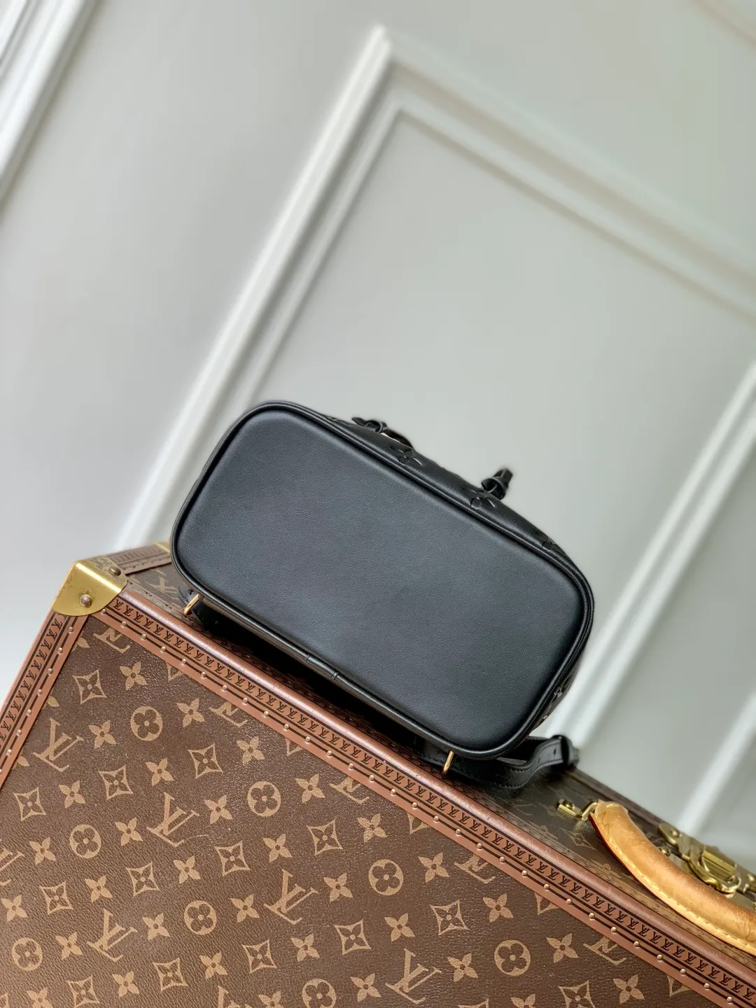 💰1180 (first-grain leather) top-quality original M13357 Coussin Backpack small handbag joins the Coussin series in a backpack configuration. It is made of soft Monogram embossed leather and integrated with the iconic LV padlock, which combines modern style and functional considerations. The detachable Coussin chain releases the metal edge, and the zippered front pocket makes it easy to access various small items. 26 x 10 x 21 cm (height x width x length)