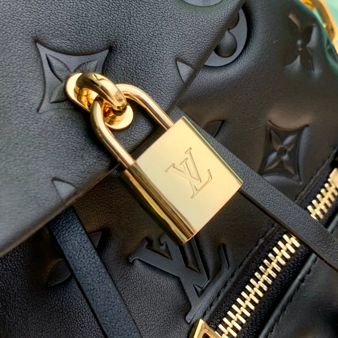 💰1180 (first-grain leather) top-quality original M13357 Coussin Backpack small handbag joins the Coussin series in a backpack configuration. It is made of soft Monogram embossed leather and integrated with the iconic LV padlock, which combines modern style and functional considerations. The detachable Coussin chain releases the metal edge, and the zippered front pocket makes it easy to access various small items. 26 x 10 x 21 cm (height x width x length)