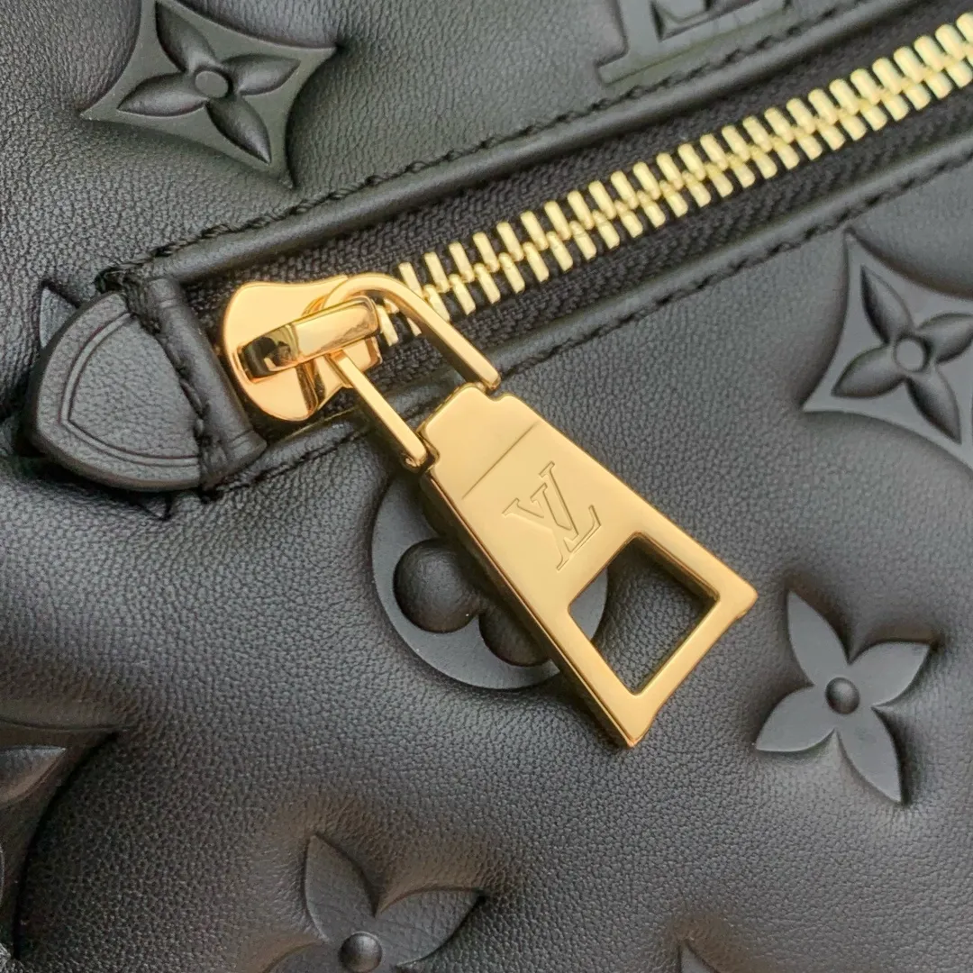 💰1180 (first-grain leather) top-quality original M13357 Coussin Backpack small handbag joins the Coussin series in a backpack configuration. It is made of soft Monogram embossed leather and integrated with the iconic LV padlock, which combines modern style and functional considerations. The detachable Coussin chain releases the metal edge, and the zippered front pocket makes it easy to access various small items. 26 x 10 x 21 cm (height x width x length)