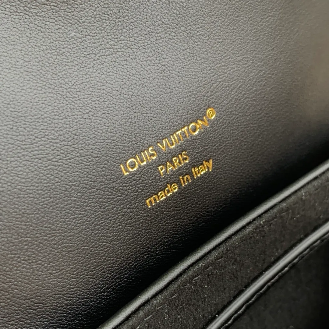 💰1180 (first-grain leather) top-quality original M13357 Coussin Backpack small handbag joins the Coussin series in a backpack configuration. It is made of soft Monogram embossed leather and integrated with the iconic LV padlock, which combines modern style and functional considerations. The detachable Coussin chain releases the metal edge, and the zippered front pocket makes it easy to access various small items. 26 x 10 x 21 cm (height x width x length)