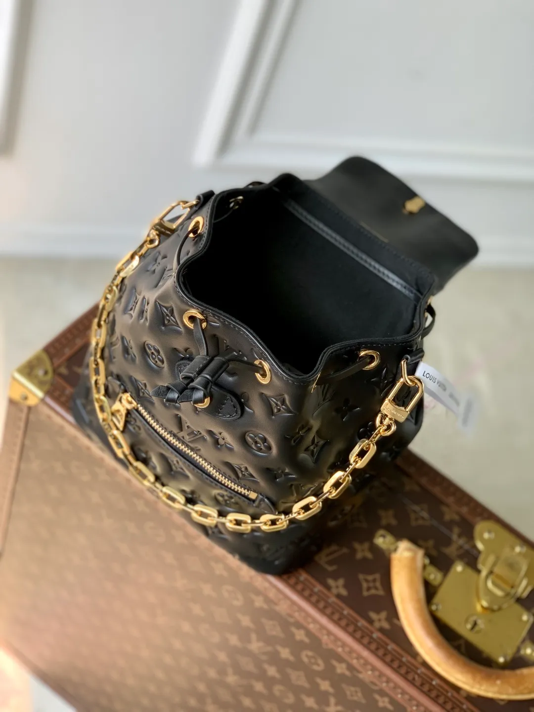 💰1180 (first-grain leather) top-quality original M13357 Coussin Backpack small handbag joins the Coussin series in a backpack configuration. It is made of soft Monogram embossed leather and integrated with the iconic LV padlock, which combines modern style and functional considerations. The detachable Coussin chain releases the metal edge, and the zippered front pocket makes it easy to access various small items. 26 x 10 x 21 cm (height x width x length)