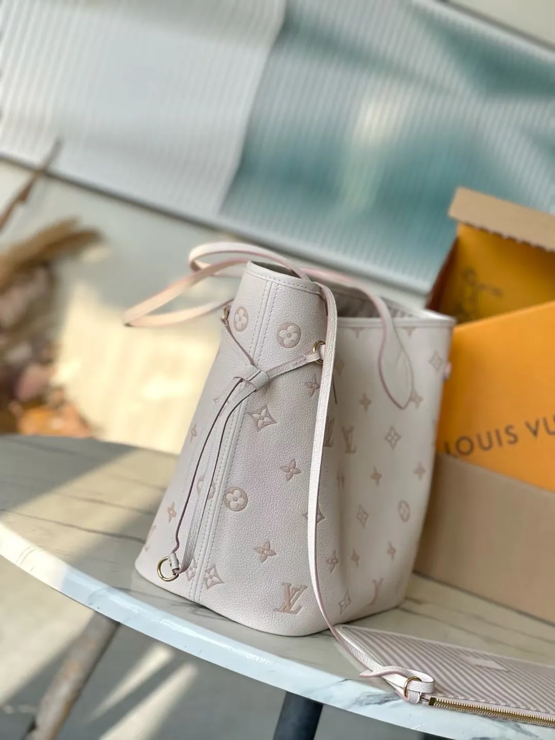 💰1260 (top layer leather) top original order M14285 milk white silk screen This Neverfull MM handbag displays the brand's iconic Monogram Empreinte leather and the latest tonal silhouette, which is both practical and refined. It's large enough to store a laptop and other daily essentials, and comes with a removable contrast-print textile bag. Gold hardware provides a sophisticated look. Size: 32*29*17cm