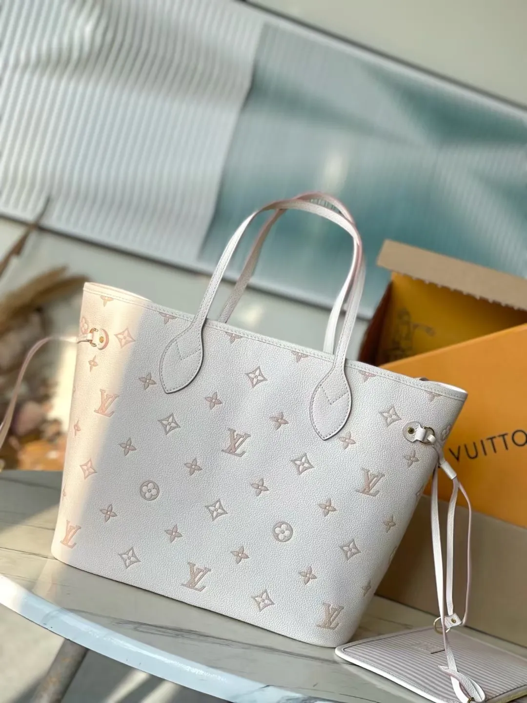 💰1260 (top layer leather) top original order M14285 milk white silk screen This Neverfull MM handbag displays the brand's iconic Monogram Empreinte leather and the latest tonal silhouette, which is both practical and refined. It's large enough to store a laptop and other daily essentials, and comes with a removable contrast-print textile bag. Gold hardware provides a sophisticated look. Size: 32*29*17cm