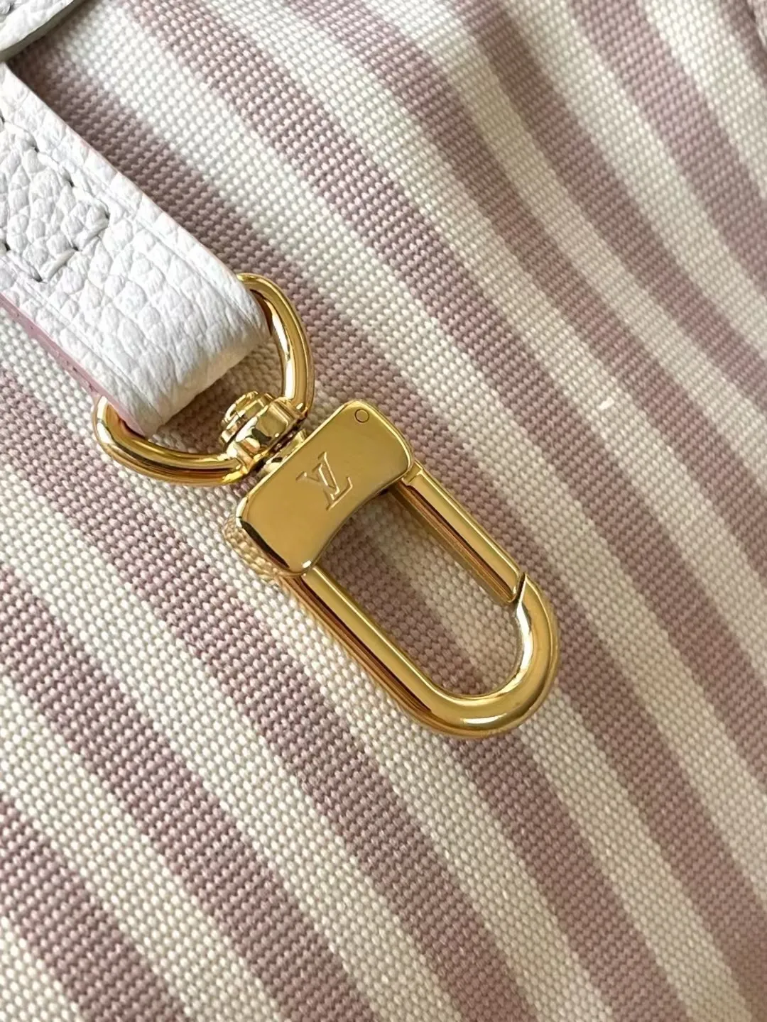 💰1260 (top layer leather) top original order M14285 milk white silk screen This Neverfull MM handbag displays the brand's iconic Monogram Empreinte leather and the latest tonal silhouette, which is both practical and refined. It's large enough to store a laptop and other daily essentials, and comes with a removable contrast-print textile bag. Gold hardware provides a sophisticated look. Size: 32*29*17cm