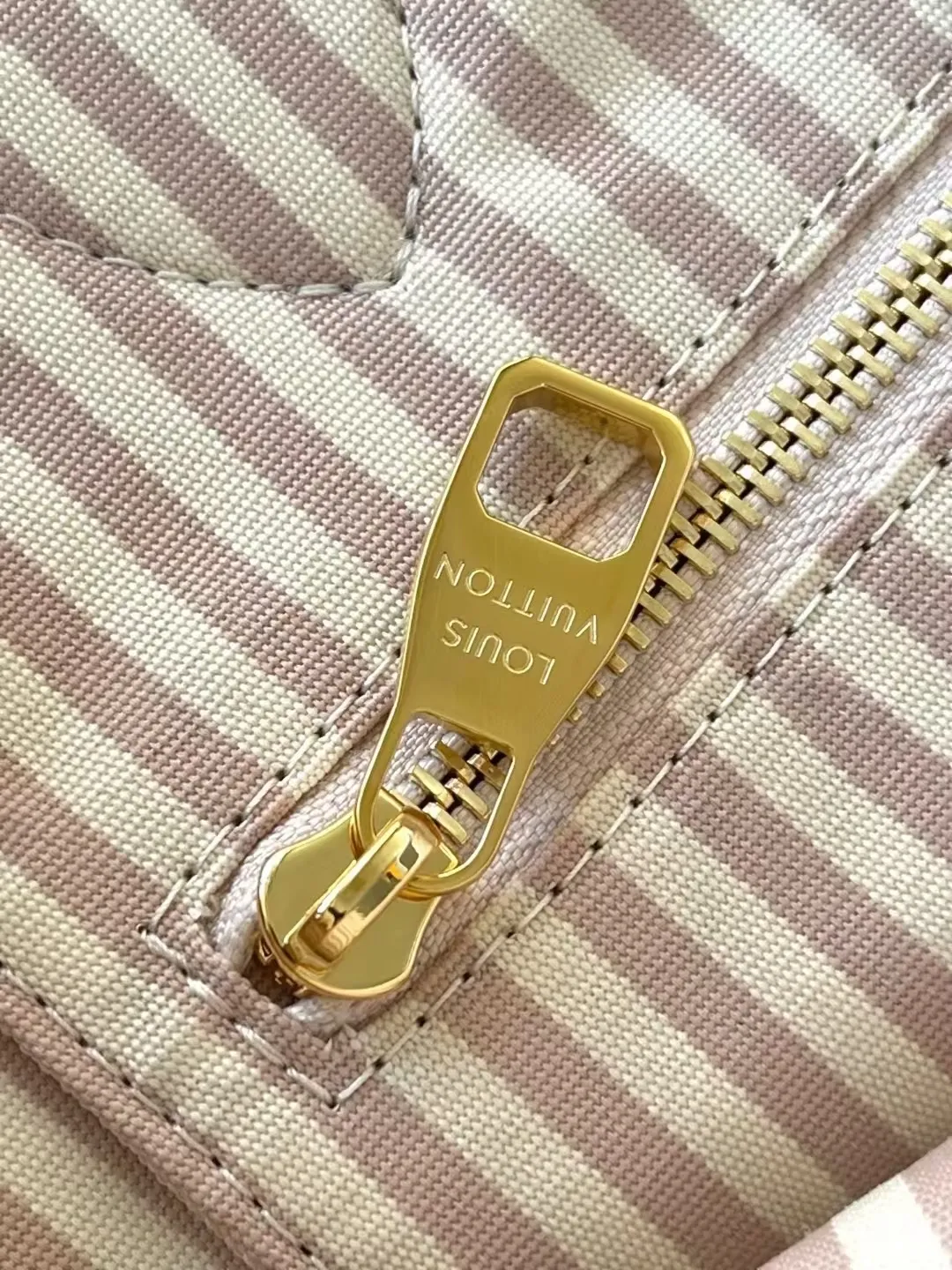 💰1260 (top layer leather) top original order M14285 milk white silk screen This Neverfull MM handbag displays the brand's iconic Monogram Empreinte leather and the latest tonal silhouette, which is both practical and refined. It's large enough to store a laptop and other daily essentials, and comes with a removable contrast-print textile bag. Gold hardware provides a sophisticated look. Size: 32*29*17cm