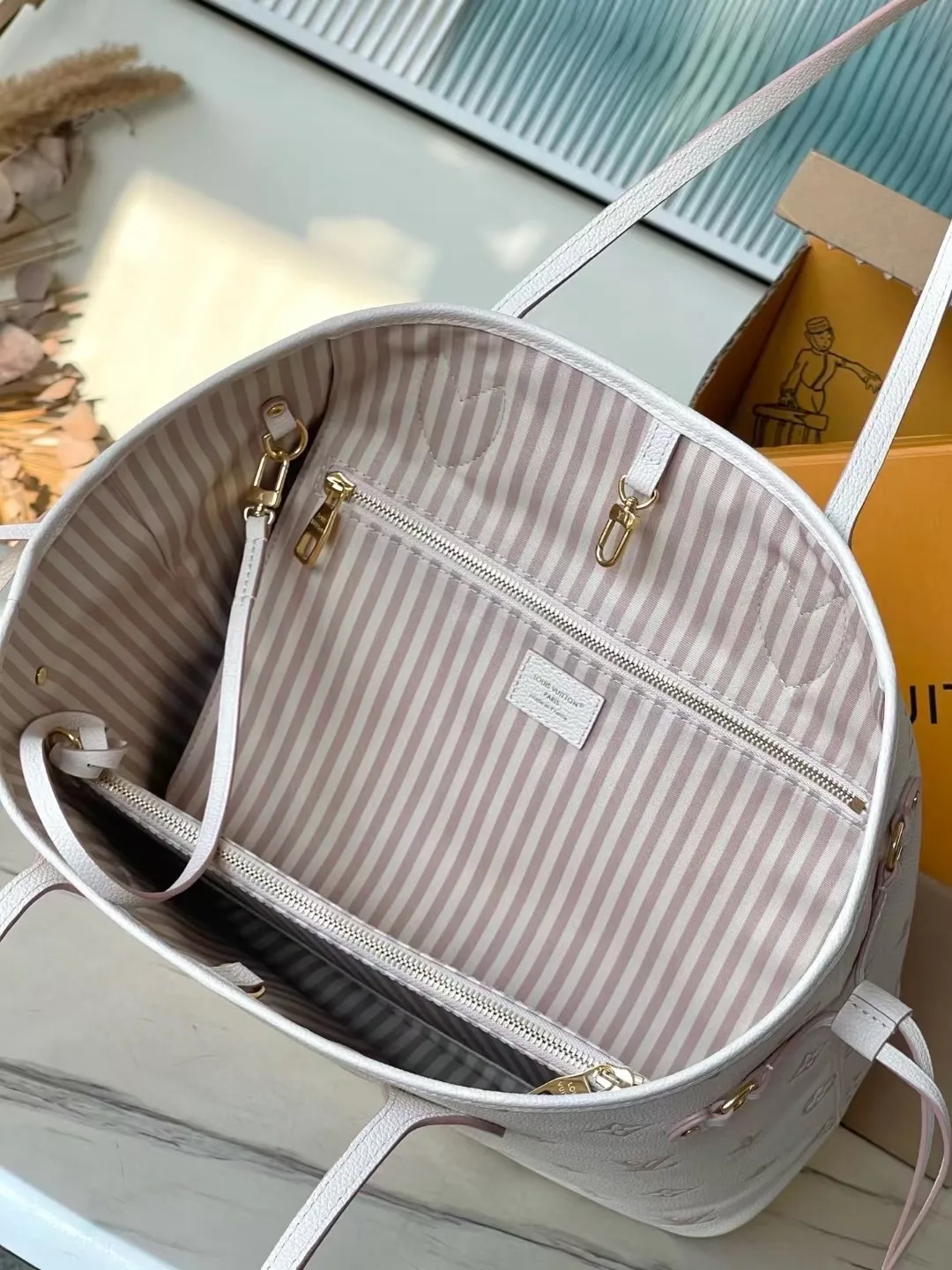 💰1260 (top layer leather) top original order M14285 milk white silk screen This Neverfull MM handbag displays the brand's iconic Monogram Empreinte leather and the latest tonal silhouette, which is both practical and refined. It's large enough to store a laptop and other daily essentials, and comes with a removable contrast-print textile bag. Gold hardware provides a sophisticated look. Size: 32*29*17cm