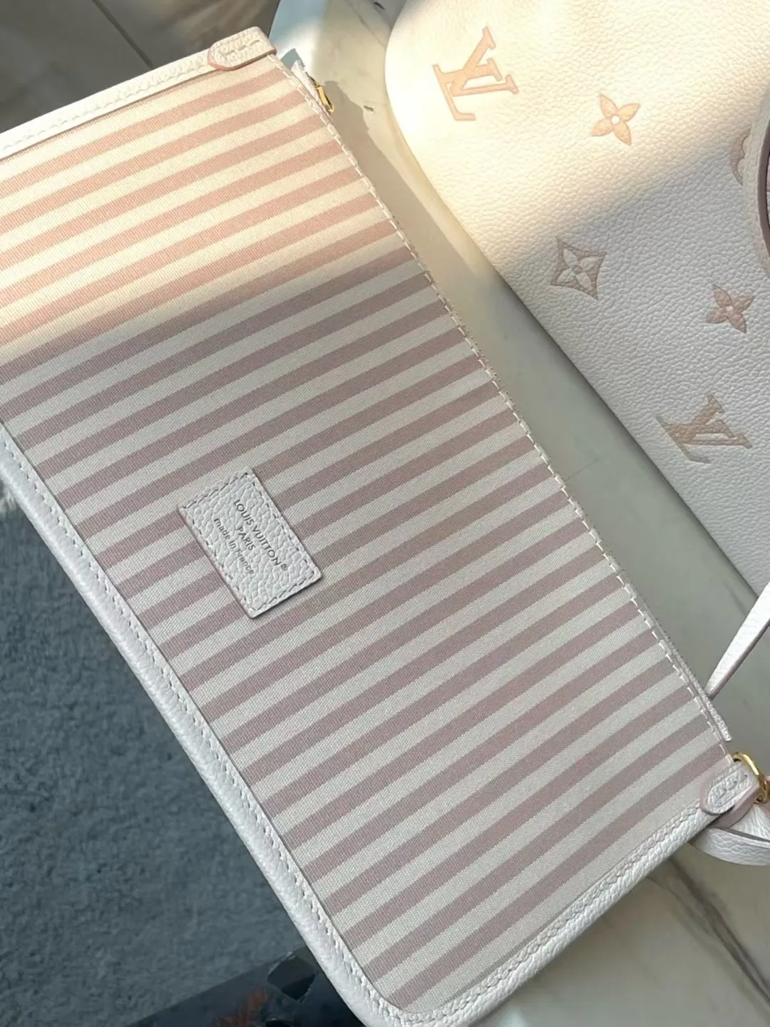 💰1260 (top layer leather) top original order M14285 milk white silk screen This Neverfull MM handbag displays the brand's iconic Monogram Empreinte leather and the latest tonal silhouette, which is both practical and refined. It's large enough to store a laptop and other daily essentials, and comes with a removable contrast-print textile bag. Gold hardware provides a sophisticated look. Size: 32*29*17cm