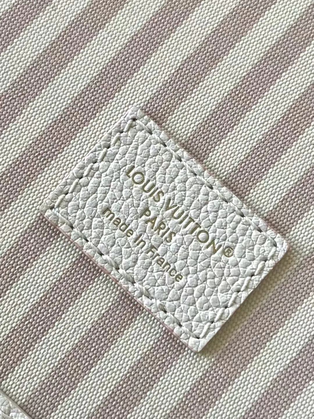 💰1260 (top layer leather) top original order M14285 milk white silk screen This Neverfull MM handbag displays the brand's iconic Monogram Empreinte leather and the latest tonal silhouette, which is both practical and refined. It's large enough to store a laptop and other daily essentials, and comes with a removable contrast-print textile bag. Gold hardware provides a sophisticated look. Size: 32*29*17cm