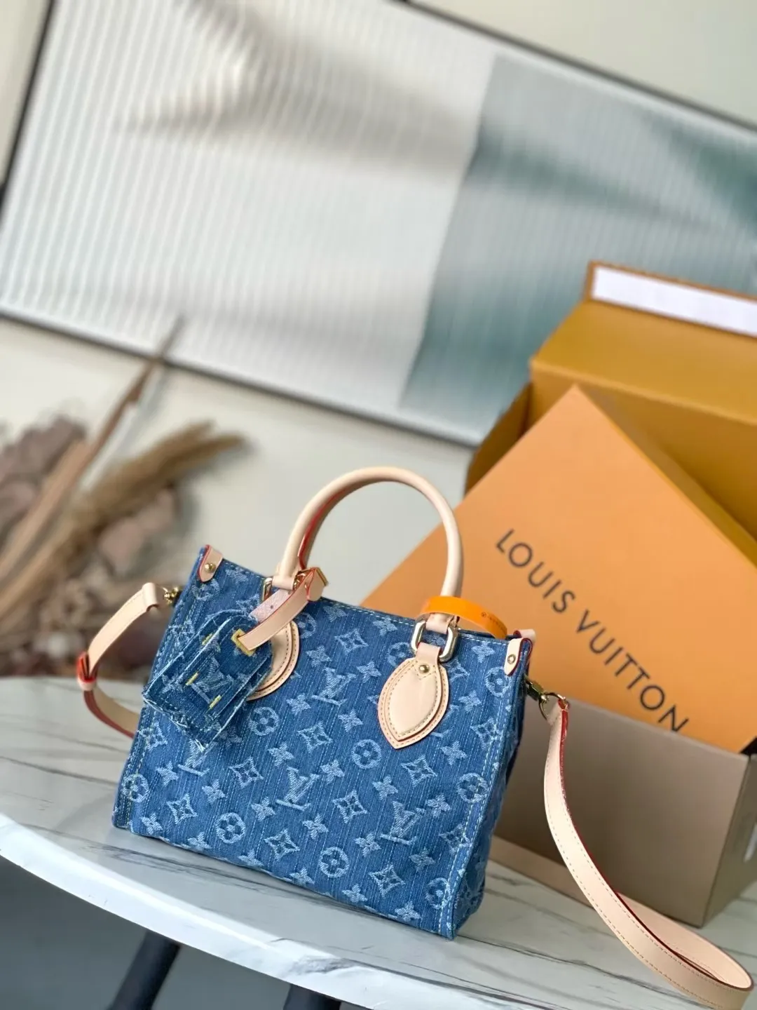 💰940 Top original order M14633 This small OnTheGo handbag is made of classic Monogram denim with cow leather trim, with dazzling metal parts and magnetic buckle flap closure. Plenty of space to accommodate a tablet and daily essentials, and the detachable shoulder strap allows for hand-carrying or cross-body wear. Dimensions: 25 × 19 × 11.5 cm