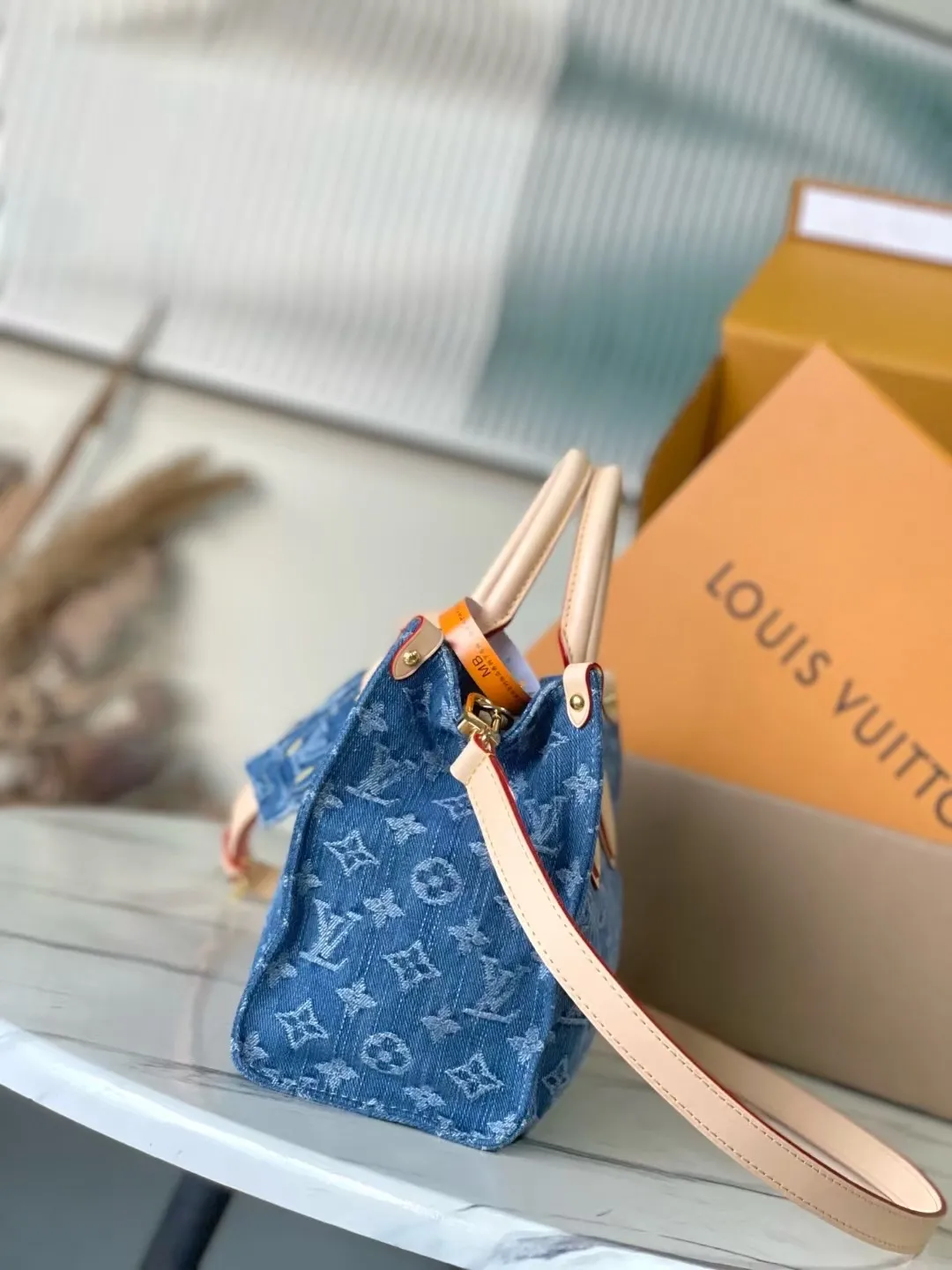 💰940 Top original order M14633 This small OnTheGo handbag is made of classic Monogram denim with cow leather trim, with dazzling metal parts and magnetic buckle flap closure. Plenty of space to accommodate a tablet and daily essentials, and the detachable shoulder strap allows for hand-carrying or cross-body wear. Dimensions: 25 × 19 × 11.5 cm
