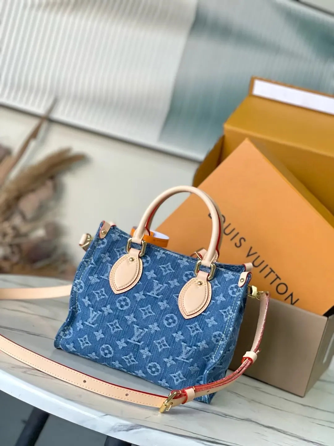 💰940 Top original order M14633 This small OnTheGo handbag is made of classic Monogram denim with cow leather trim, with dazzling metal parts and magnetic buckle flap closure. Plenty of space to accommodate a tablet and daily essentials, and the detachable shoulder strap allows for hand-carrying or cross-body wear. Dimensions: 25 × 19 × 11.5 cm