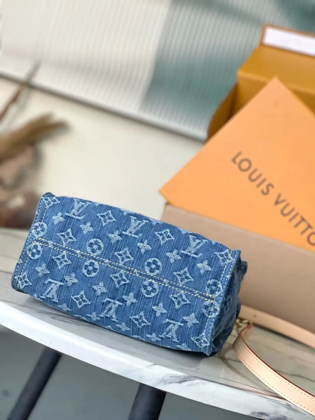 💰940 Top original order M14633 This small OnTheGo handbag is made of classic Monogram denim with cow leather trim, with dazzling metal parts and magnetic buckle flap closure. Plenty of space to accommodate a tablet and daily essentials, and the detachable shoulder strap allows for hand-carrying or cross-body wear. Dimensions: 25 × 19 × 11.5 cm