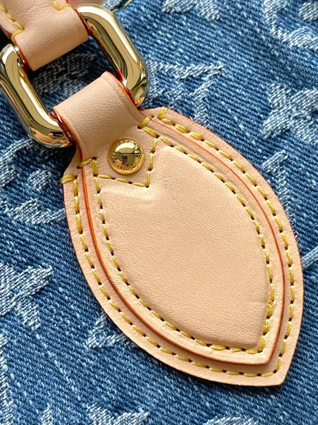 💰940 Top original order M14633 This small OnTheGo handbag is made of classic Monogram denim with cow leather trim, with dazzling metal parts and magnetic buckle flap closure. Plenty of space to accommodate a tablet and daily essentials, and the detachable shoulder strap allows for hand-carrying or cross-body wear. Dimensions: 25 × 19 × 11.5 cm