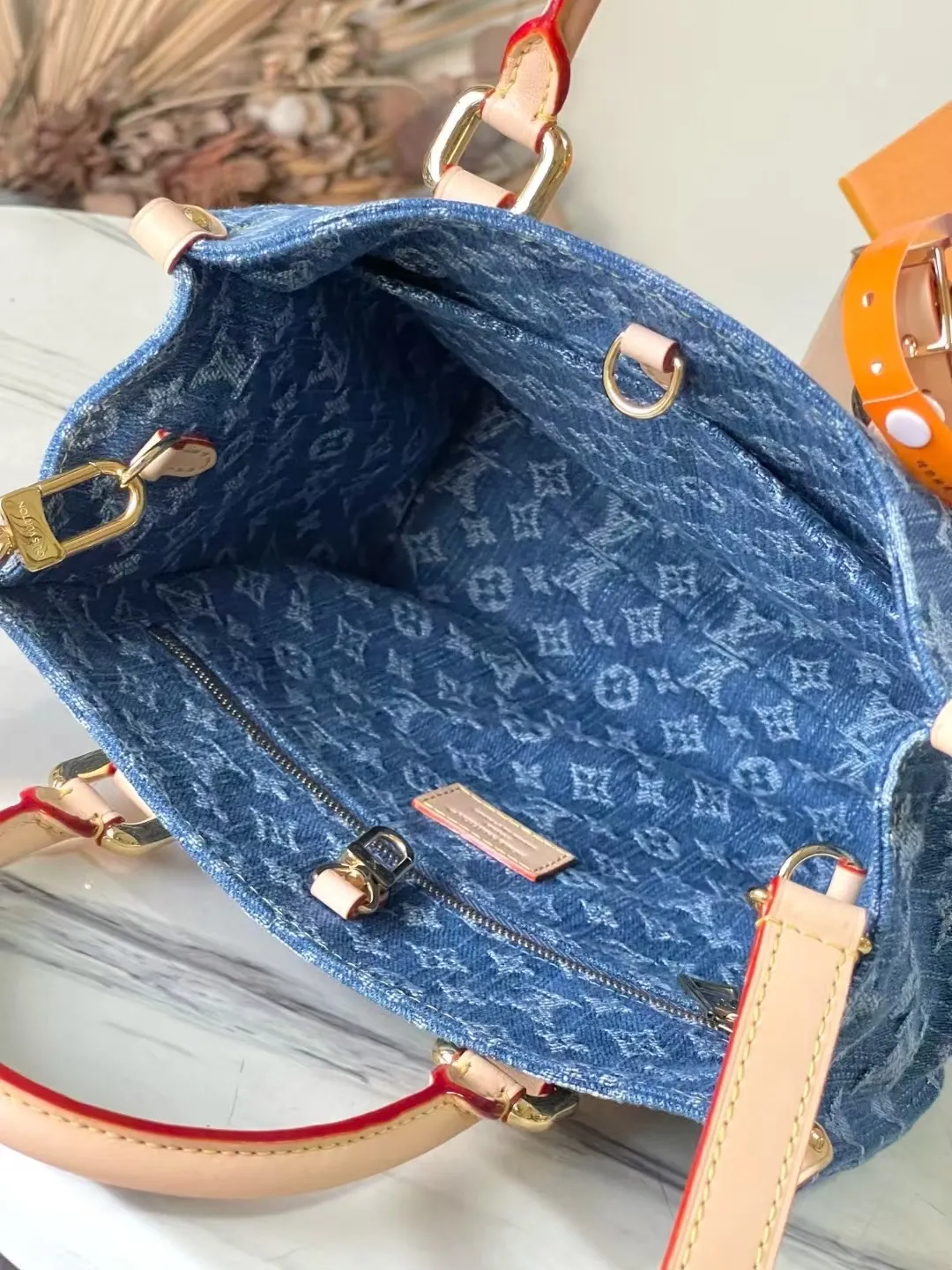 💰940 Top original order M14633 This small OnTheGo handbag is made of classic Monogram denim with cow leather trim, with dazzling metal parts and magnetic buckle flap closure. Plenty of space to accommodate a tablet and daily essentials, and the detachable shoulder strap allows for hand-carrying or cross-body wear. Dimensions: 25 × 19 × 11.5 cm
