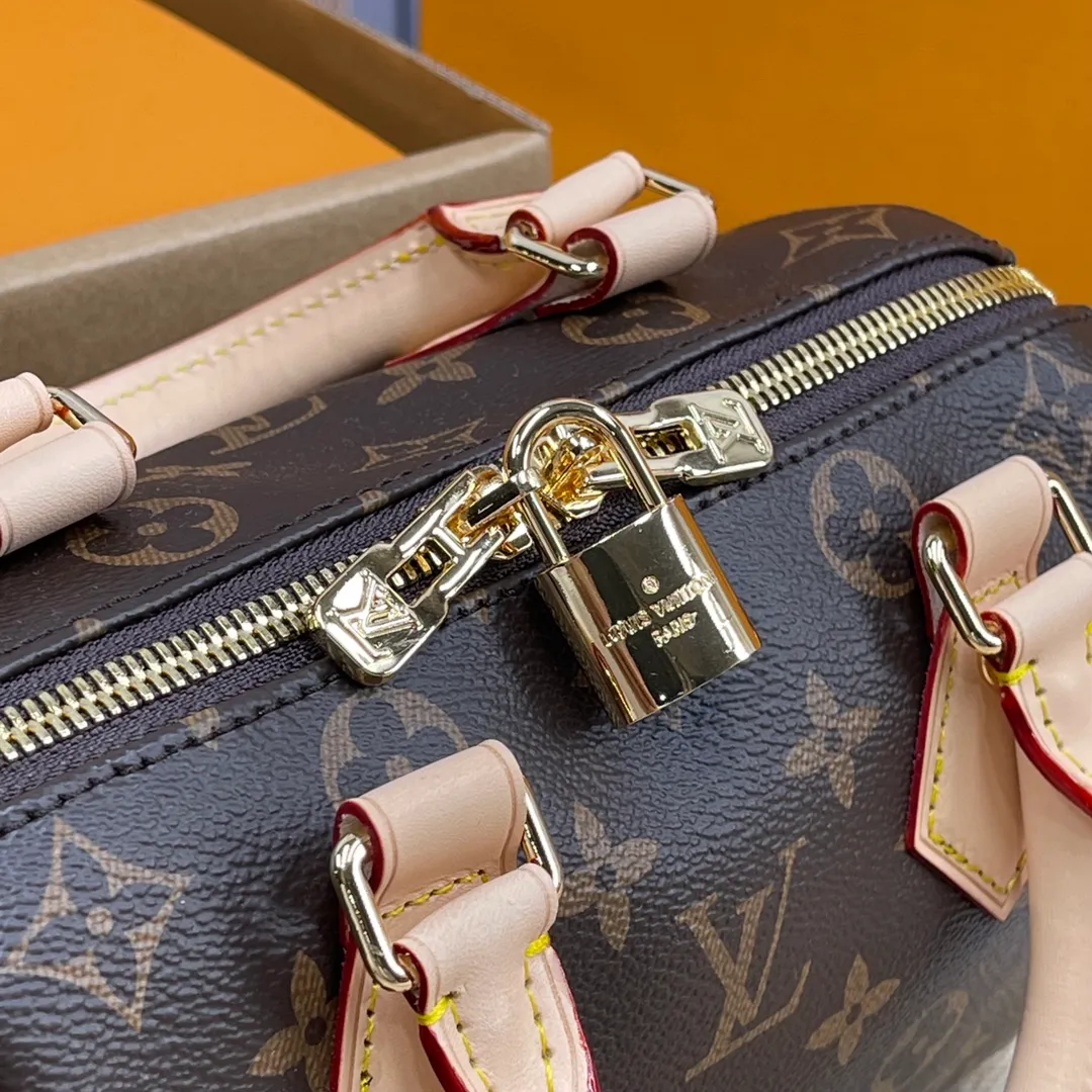 [Upgraded version] P540💰Upgraded version New pillow bag M46234❣️Comes with complete packaging❣️With new version of adjustable leather shoulder strap Speedy 20 handbag💖The strap is even more fashionable! Dimensions 20.5x 13.5x 12cm