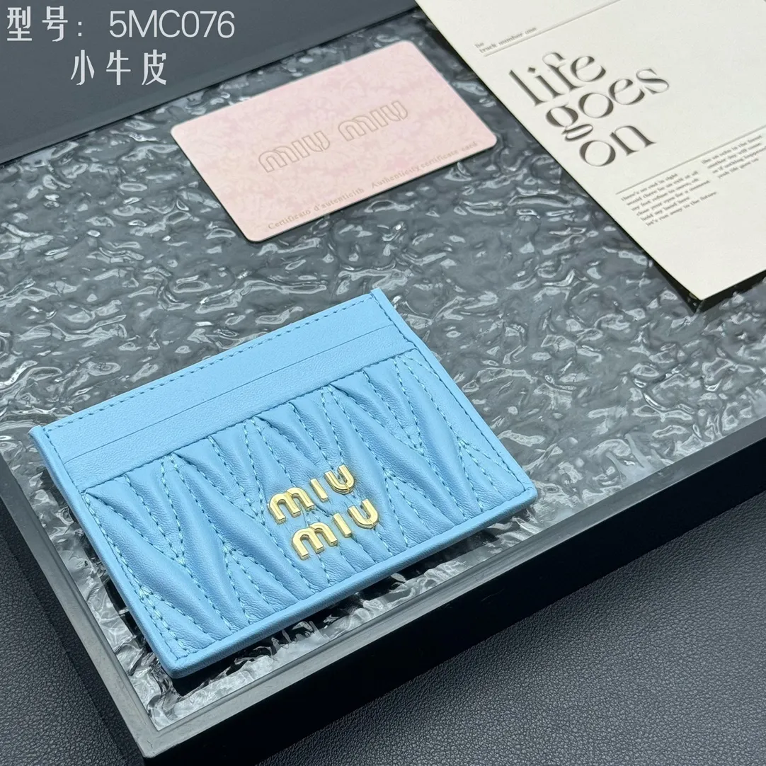 💰110 💎Upgraded original version (quality comparable to the original) pocket wallet💗 Equipped with calfskin, built-in small aromatherapy, new card holder, 💃💃top imported cowhide material 🐮👋Matelasse pattern, miu logo hot stamping inside 💞Six card slots, Moire and leather lining, Model: 5MC076 Size: 8X10.5