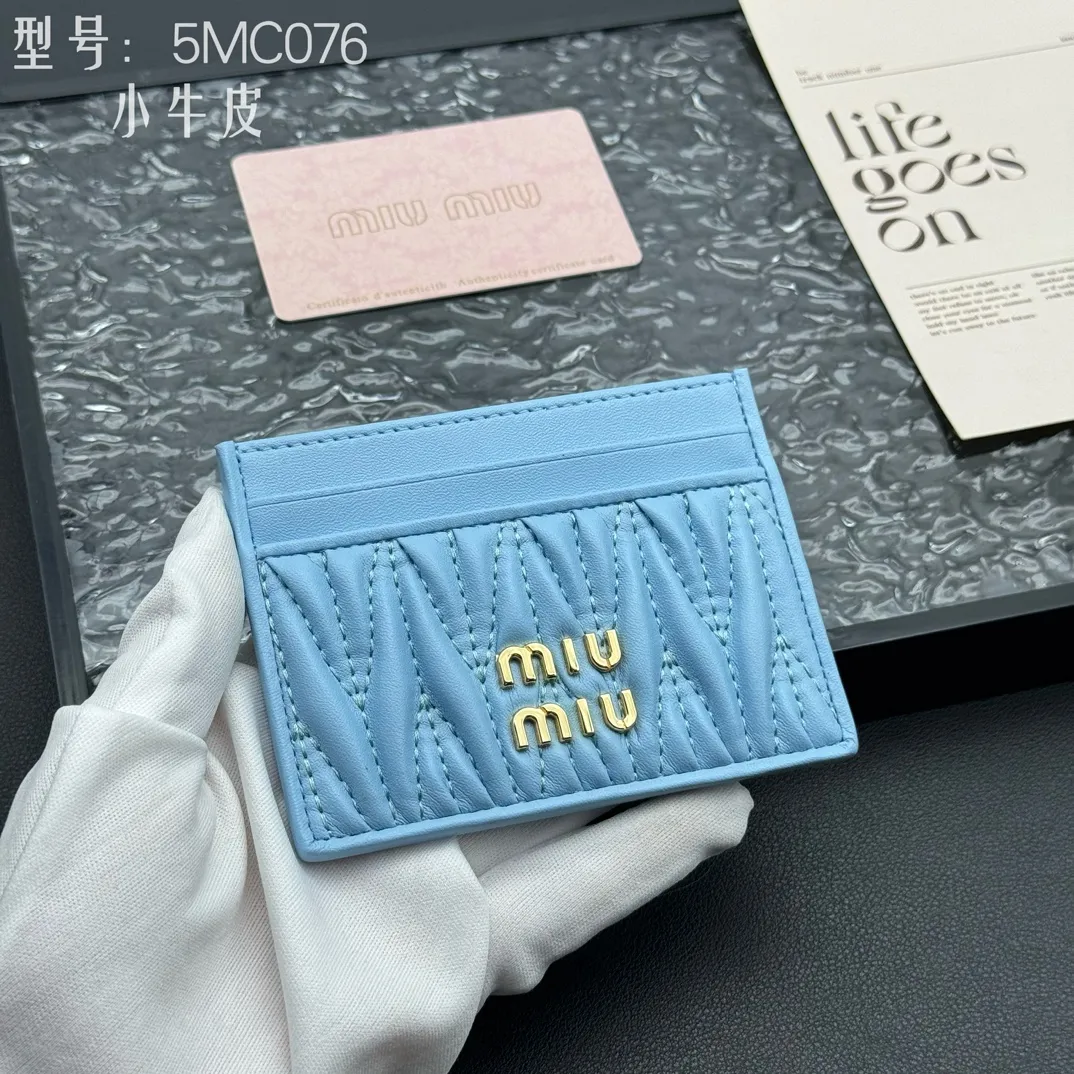 💰110 💎Upgraded original version (quality comparable to the original) pocket wallet💗 Equipped with calfskin, built-in small aromatherapy, new card holder, 💃💃top imported cowhide material 🐮👋Matelasse pattern, miu logo hot stamping inside 💞Six card slots, Moire and leather lining, Model: 5MC076 Size: 8X10.5