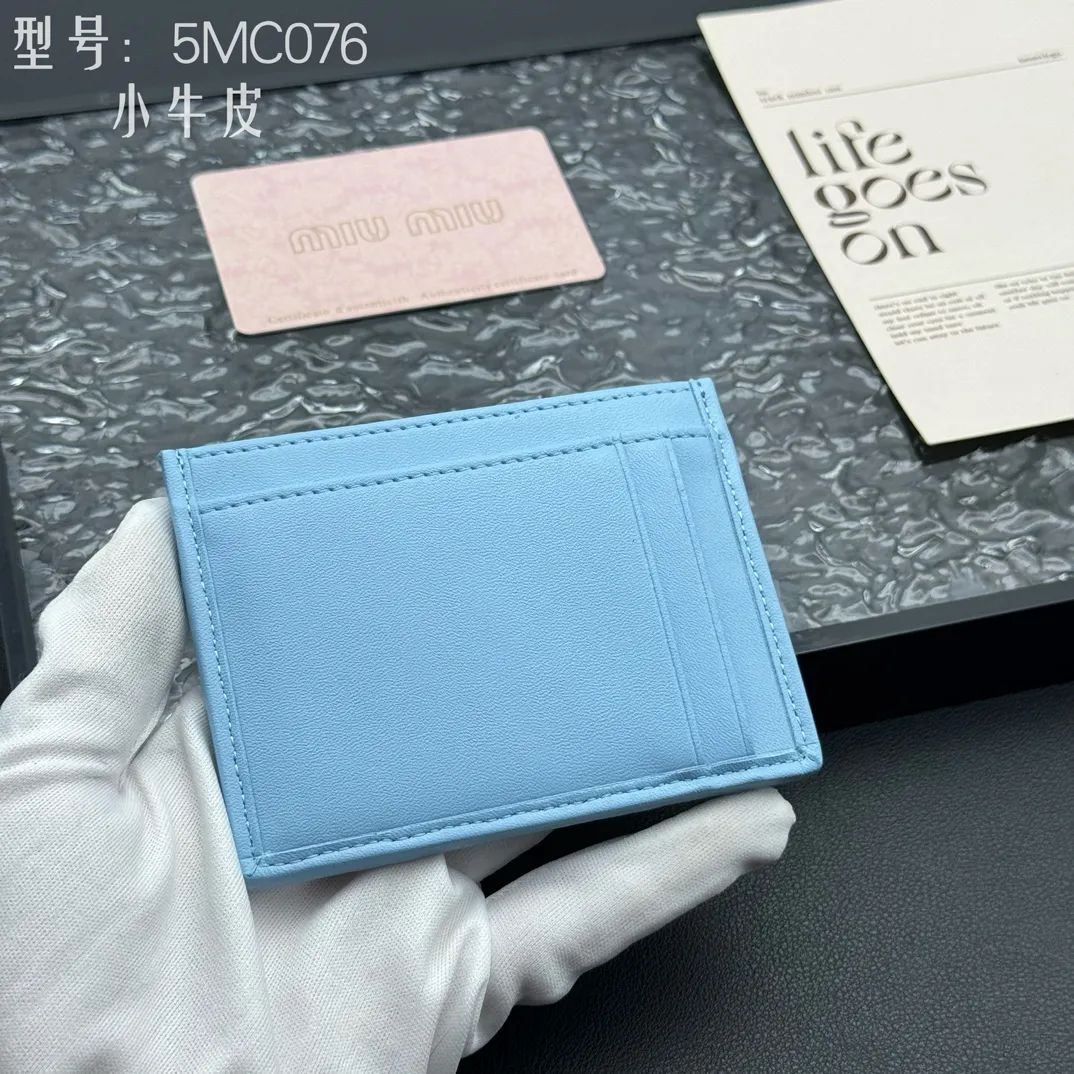 💰110 💎Upgraded original version (quality comparable to the original) pocket wallet💗 Equipped with calfskin, built-in small aromatherapy, new card holder, 💃💃top imported cowhide material 🐮👋Matelasse pattern, miu logo hot stamping inside 💞Six card slots, Moire and leather lining, Model: 5MC076 Size: 8X10.5