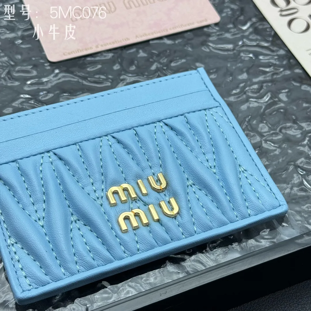 💰110 💎Upgraded original version (quality comparable to the original) pocket wallet💗 Equipped with calfskin, built-in small aromatherapy, new card holder, 💃💃top imported cowhide material 🐮👋Matelasse pattern, miu logo hot stamping inside 💞Six card slots, Moire and leather lining, Model: 5MC076 Size: 8X10.5