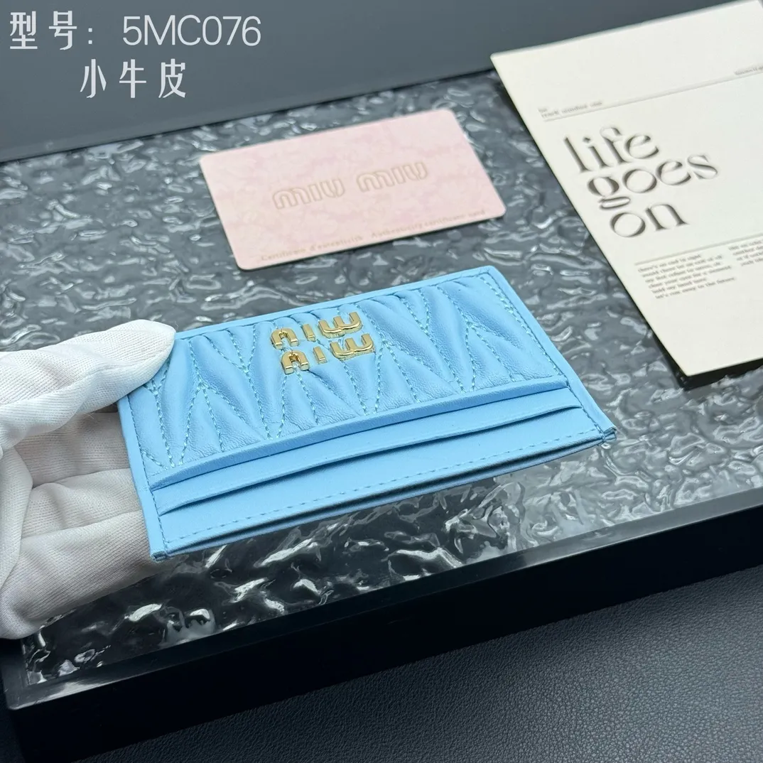 💰110 💎Upgraded original version (quality comparable to the original) pocket wallet💗 Equipped with calfskin, built-in small aromatherapy, new card holder, 💃💃top imported cowhide material 🐮👋Matelasse pattern, miu logo hot stamping inside 💞Six card slots, Moire and leather lining, Model: 5MC076 Size: 8X10.5