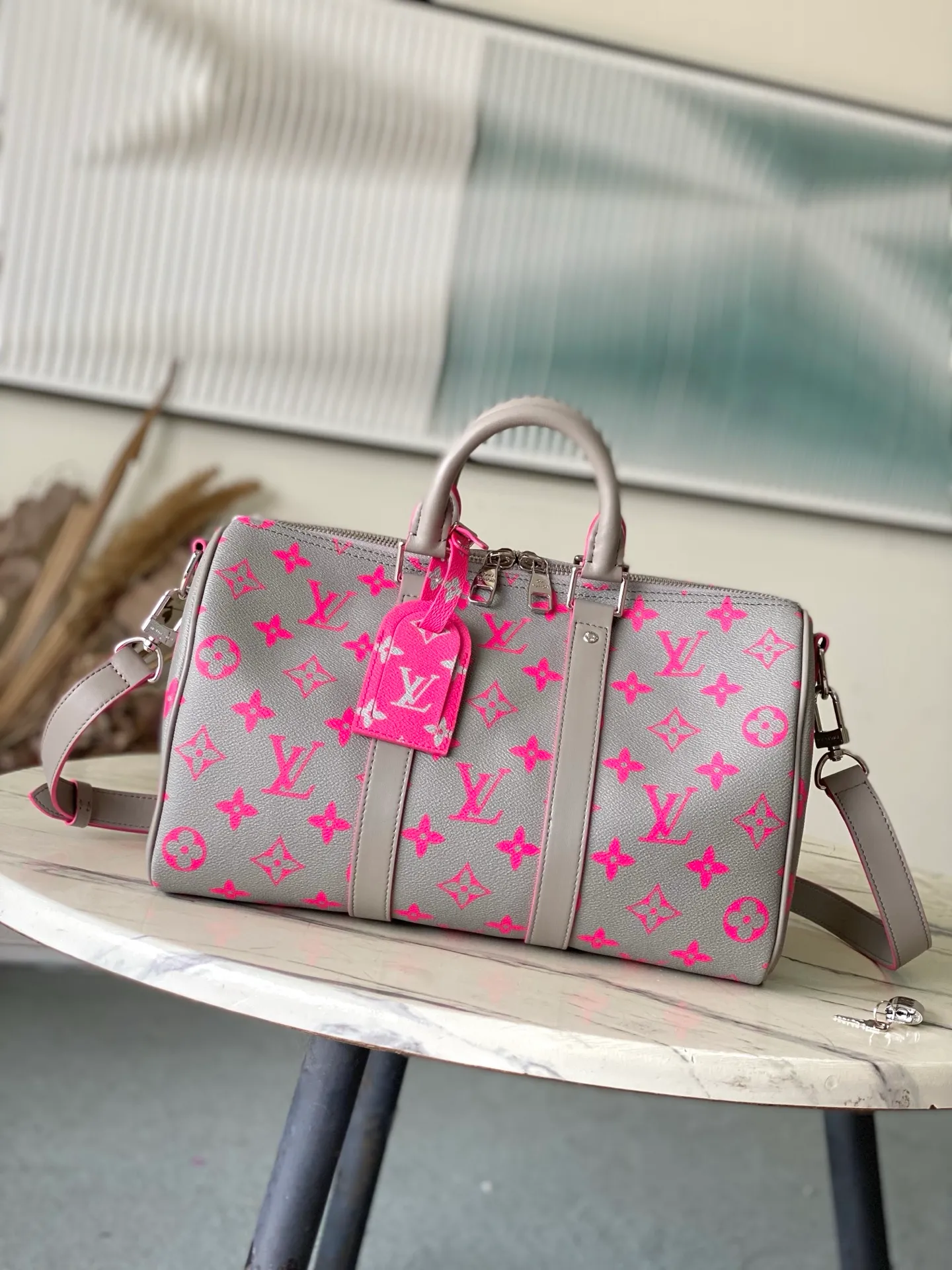 💰1080 Top Original Order M15023 Gray Travel Bag Pillow Bag Keepall Bandoulière 35 Handbag This Keepall Bandoulière 35 handbag comes from the brand's cooperation series with Tyler, and is made of Damier Golf coated canvas with cow leather trim. Louis Vuitton floral embellishments accentuate the details, and the Marque L.Vuitton déposée logo is integrated into one of the Damier checks. 34 x 21 x 16 cm (length x height x width)