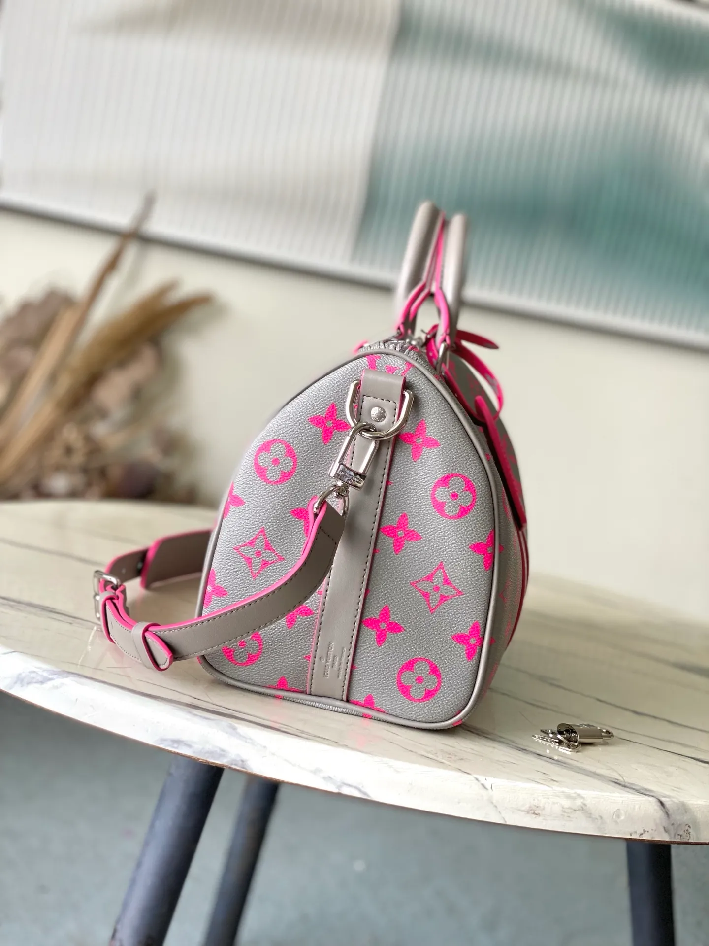 💰1080 Top Original Order M15023 Gray Travel Bag Pillow Bag Keepall Bandoulière 35 Handbag This Keepall Bandoulière 35 handbag comes from the brand's cooperation series with Tyler, and is made of Damier Golf coated canvas with cow leather trim. Louis Vuitton floral embellishments accentuate the details, and the Marque L.Vuitton déposée logo is integrated into one of the Damier checks. 34 x 21 x 16 cm (length x height x width)