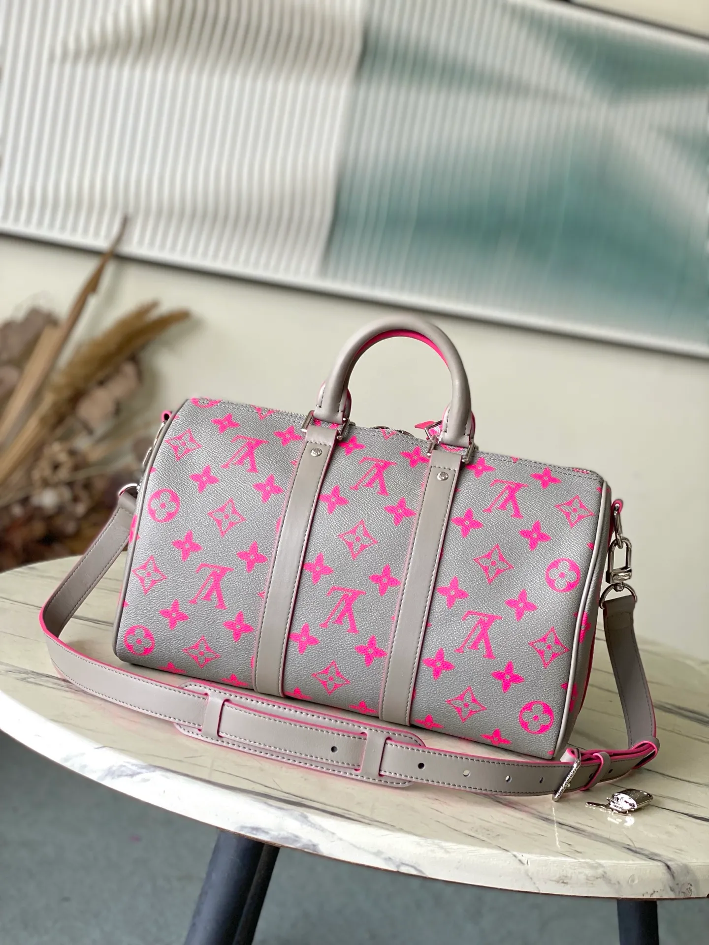 💰1080 Top Original Order M15023 Gray Travel Bag Pillow Bag Keepall Bandoulière 35 Handbag This Keepall Bandoulière 35 handbag comes from the brand's cooperation series with Tyler, and is made of Damier Golf coated canvas with cow leather trim. Louis Vuitton floral embellishments accentuate the details, and the Marque L.Vuitton déposée logo is integrated into one of the Damier checks. 34 x 21 x 16 cm (length x height x width)