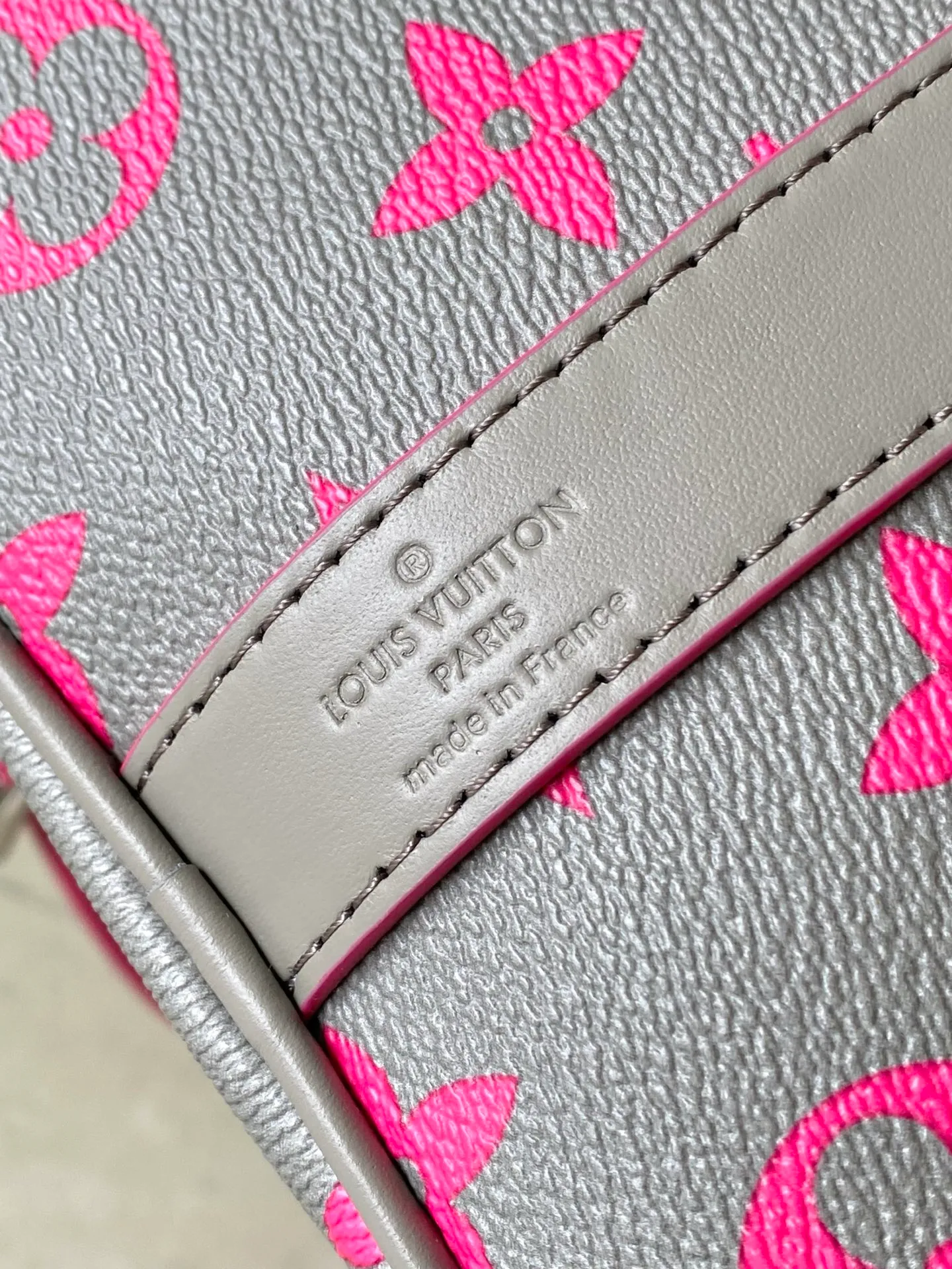 💰1080 Top Original Order M15023 Gray Travel Bag Pillow Bag Keepall Bandoulière 35 Handbag This Keepall Bandoulière 35 handbag comes from the brand's cooperation series with Tyler, and is made of Damier Golf coated canvas with cow leather trim. Louis Vuitton floral embellishments accentuate the details, and the Marque L.Vuitton déposée logo is integrated into one of the Damier checks. 34 x 21 x 16 cm (length x height x width)