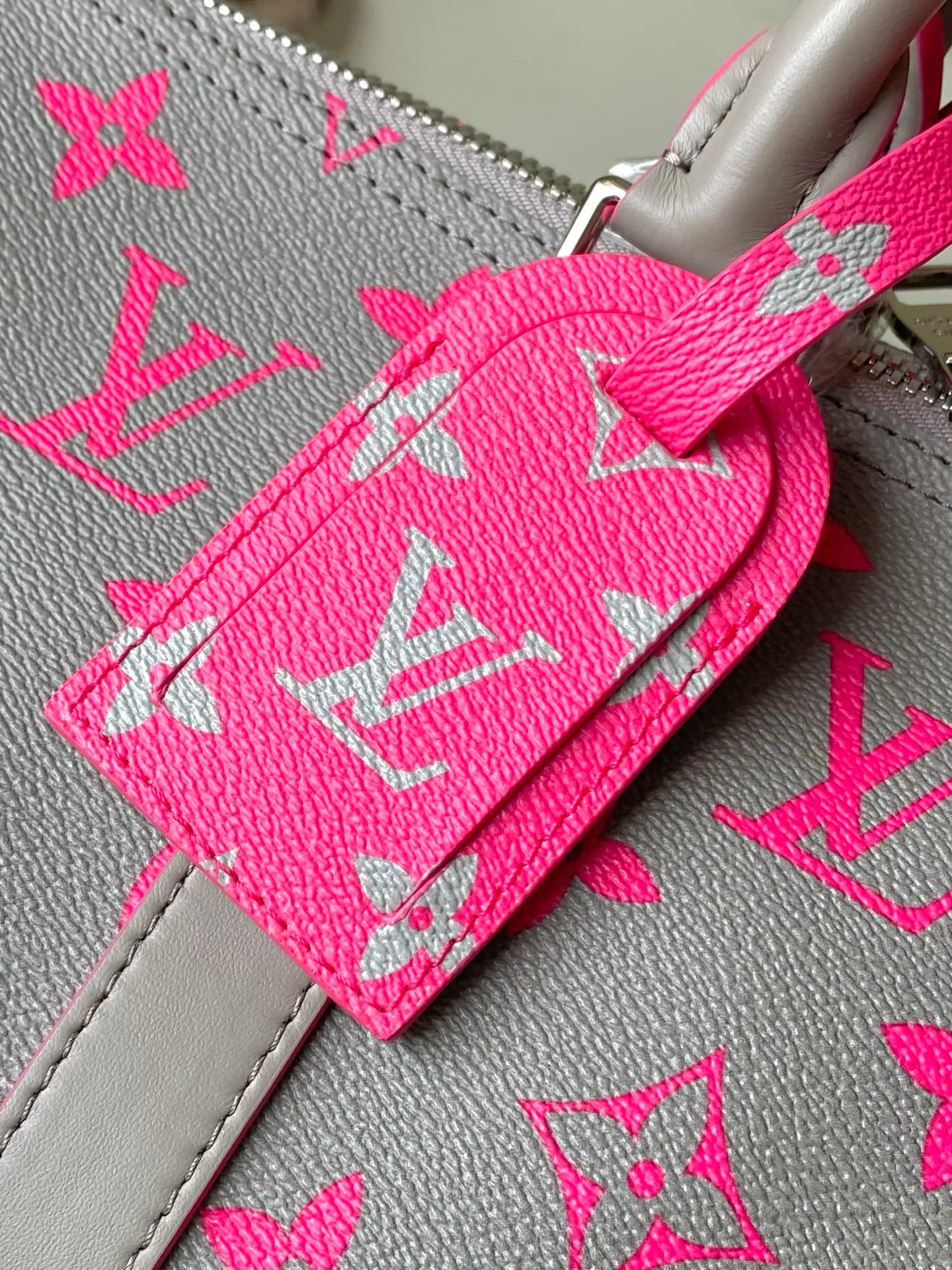 💰1080 Top Original Order M15023 Gray Travel Bag Pillow Bag Keepall Bandoulière 35 Handbag This Keepall Bandoulière 35 handbag comes from the brand's cooperation series with Tyler, and is made of Damier Golf coated canvas with cow leather trim. Louis Vuitton floral embellishments accentuate the details, and the Marque L.Vuitton déposée logo is integrated into one of the Damier checks. 34 x 21 x 16 cm (length x height x width)