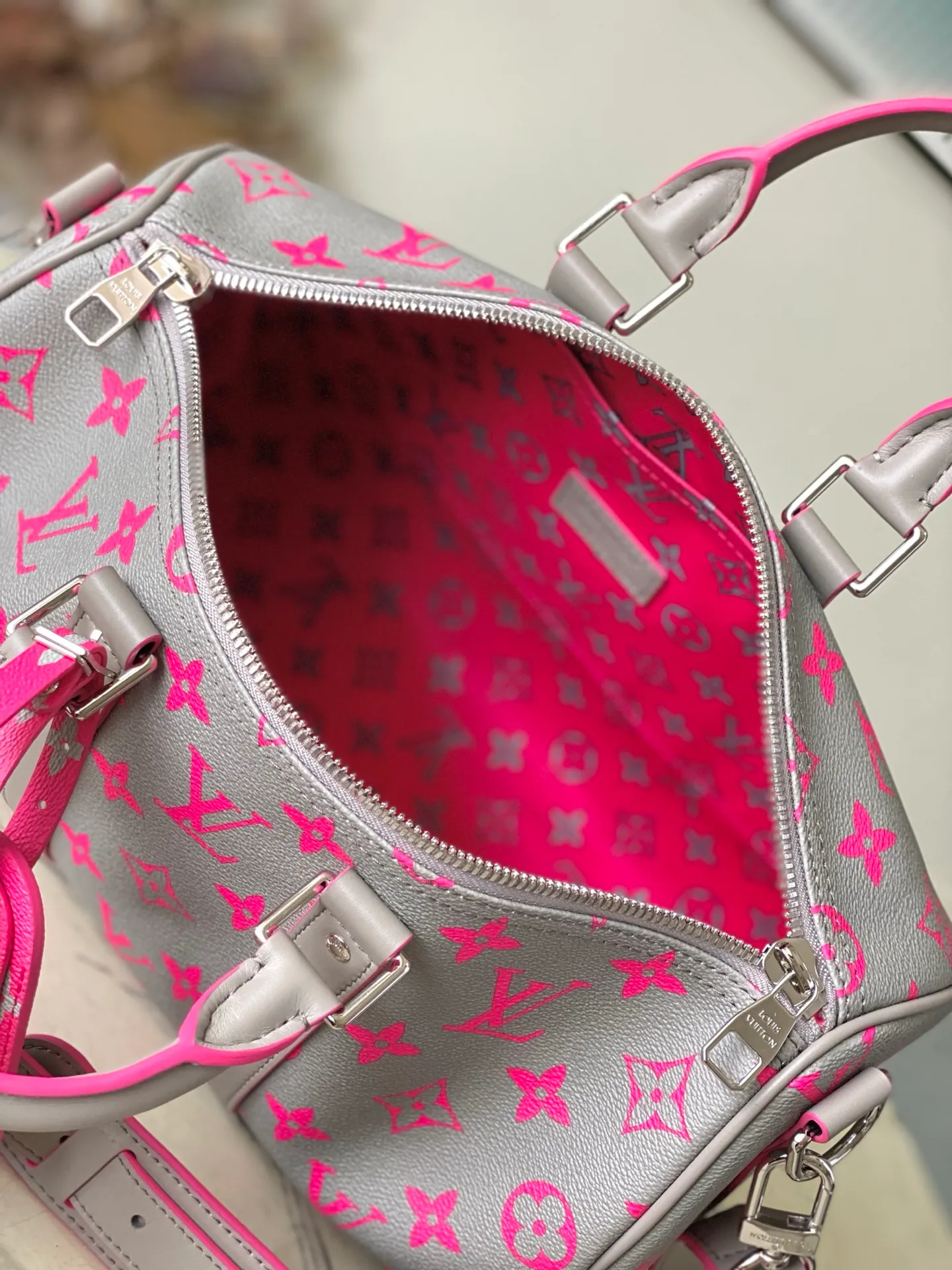 💰1080 Top Original Order M15023 Gray Travel Bag Pillow Bag Keepall Bandoulière 35 Handbag This Keepall Bandoulière 35 handbag comes from the brand's cooperation series with Tyler, and is made of Damier Golf coated canvas with cow leather trim. Louis Vuitton floral embellishments accentuate the details, and the Marque L.Vuitton déposée logo is integrated into one of the Damier checks. 34 x 21 x 16 cm (length x height x width)