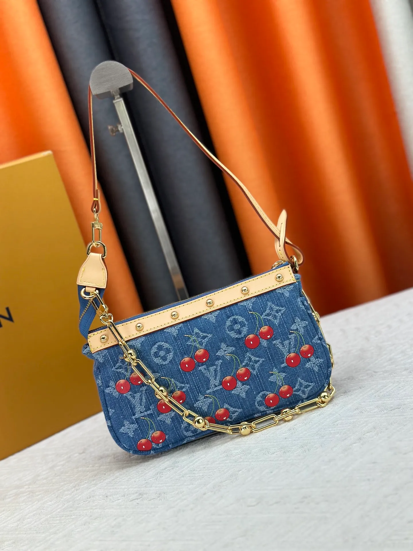 P240 upgraded version [Official latest model, real shot] M13994 Denim Cherry 🍒Pochette Accessoires handbag is made of coated canvas, with colorful Monogram patterns to interpret the smart style of the Louis Vuitton x Murakami cross-border collaboration series. Calf leather trim and dazzling hardware add to the sophisticated details, while the detachable shoulder strap and chain allow for flexible carry. 13 x 4 x 22 cm (height x width x length)