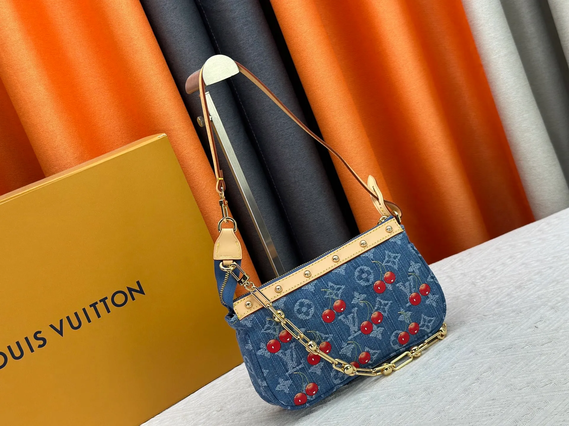 P240 upgraded version [Official latest model, real shot] M13994 Denim Cherry 🍒Pochette Accessoires handbag is made of coated canvas, with colorful Monogram patterns to interpret the smart style of the Louis Vuitton x Murakami cross-border collaboration series. Calf leather trim and dazzling hardware add to the sophisticated details, while the detachable shoulder strap and chain allow for flexible carry. 13 x 4 x 22 cm (height x width x length)
