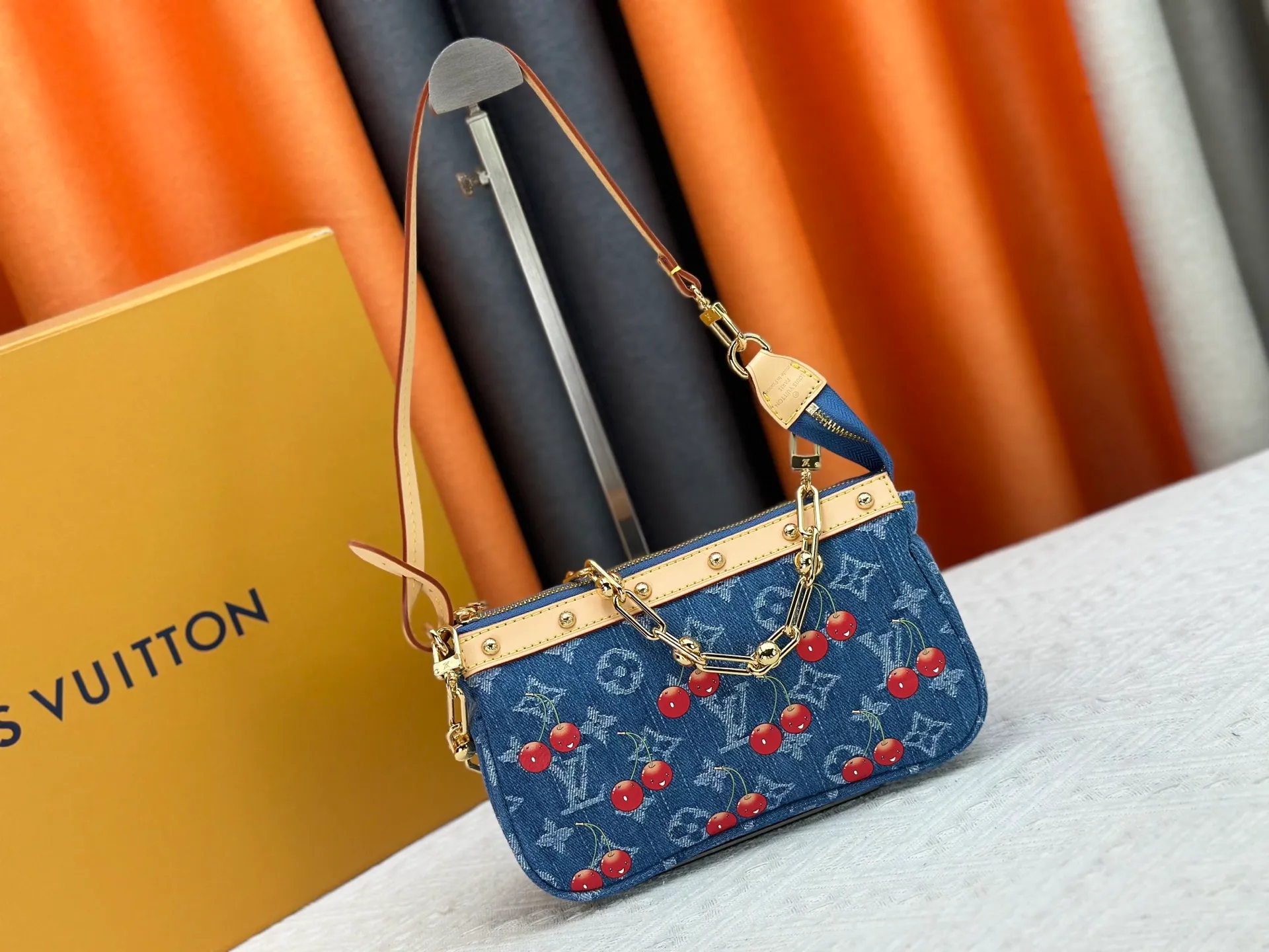P240 upgraded version [Official latest model, real shot] M13994 Denim Cherry 🍒Pochette Accessoires handbag is made of coated canvas, with colorful Monogram patterns to interpret the smart style of the Louis Vuitton x Murakami cross-border collaboration series. Calf leather trim and dazzling hardware add to the sophisticated details, while the detachable shoulder strap and chain allow for flexible carry. 13 x 4 x 22 cm (height x width x length)