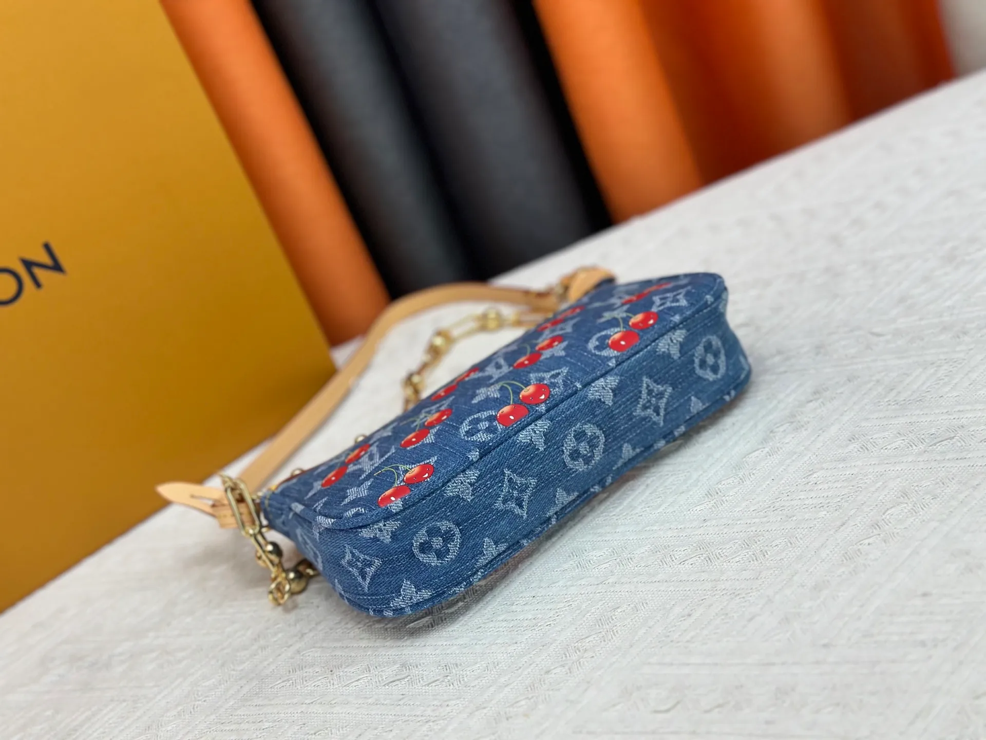 P240 upgraded version [Official latest model, real shot] M13994 Denim Cherry 🍒Pochette Accessoires handbag is made of coated canvas, with colorful Monogram patterns to interpret the smart style of the Louis Vuitton x Murakami cross-border collaboration series. Calf leather trim and dazzling hardware add to the sophisticated details, while the detachable shoulder strap and chain allow for flexible carry. 13 x 4 x 22 cm (height x width x length)