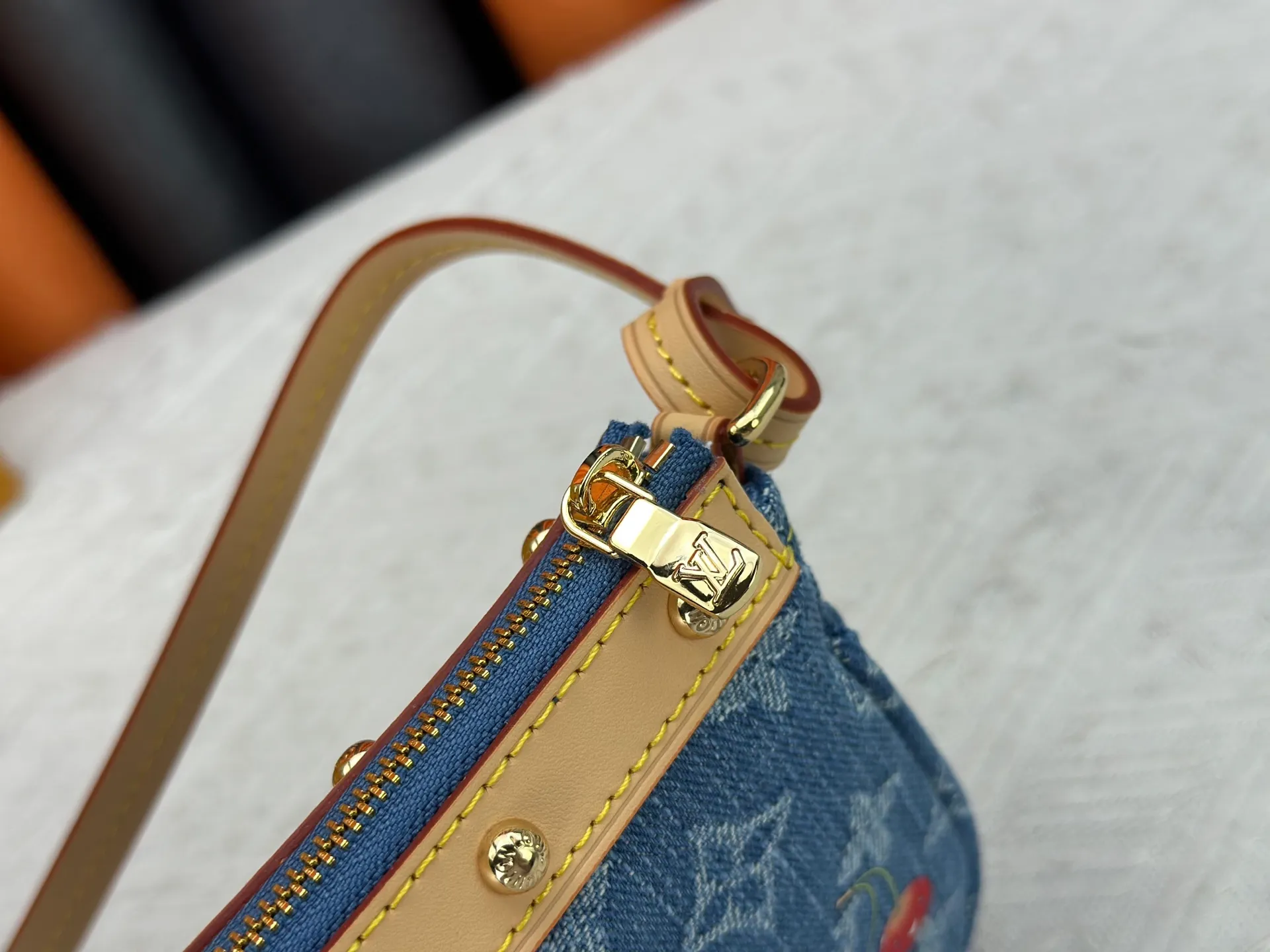 P240 upgraded version [Official latest model, real shot] M13994 Denim Cherry 🍒Pochette Accessoires handbag is made of coated canvas, with colorful Monogram patterns to interpret the smart style of the Louis Vuitton x Murakami cross-border collaboration series. Calf leather trim and dazzling hardware add to the sophisticated details, while the detachable shoulder strap and chain allow for flexible carry. 13 x 4 x 22 cm (height x width x length)