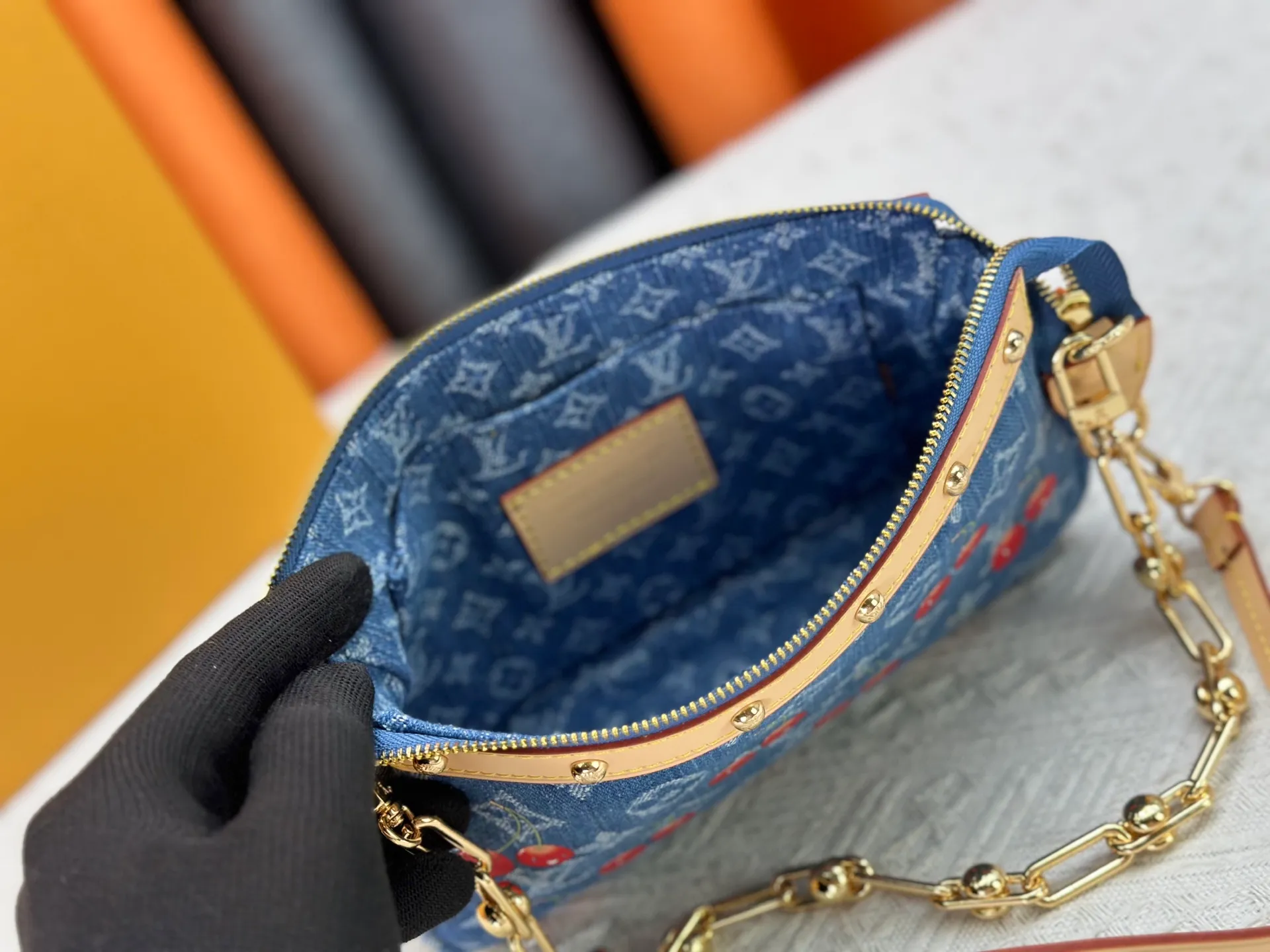P240 upgraded version [Official latest model, real shot] M13994 Denim Cherry 🍒Pochette Accessoires handbag is made of coated canvas, with colorful Monogram patterns to interpret the smart style of the Louis Vuitton x Murakami cross-border collaboration series. Calf leather trim and dazzling hardware add to the sophisticated details, while the detachable shoulder strap and chain allow for flexible carry. 13 x 4 x 22 cm (height x width x length)