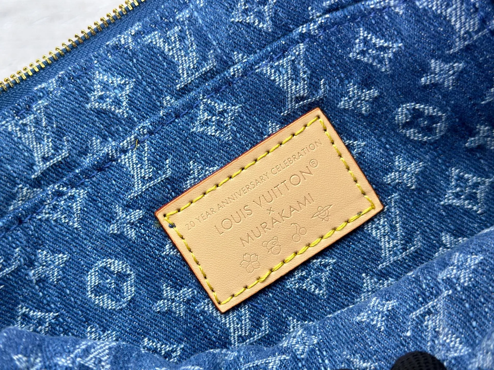 P240 upgraded version [Official latest model, real shot] M13994 Denim Cherry 🍒Pochette Accessoires handbag is made of coated canvas, with colorful Monogram patterns to interpret the smart style of the Louis Vuitton x Murakami cross-border collaboration series. Calf leather trim and dazzling hardware add to the sophisticated details, while the detachable shoulder strap and chain allow for flexible carry. 13 x 4 x 22 cm (height x width x length)