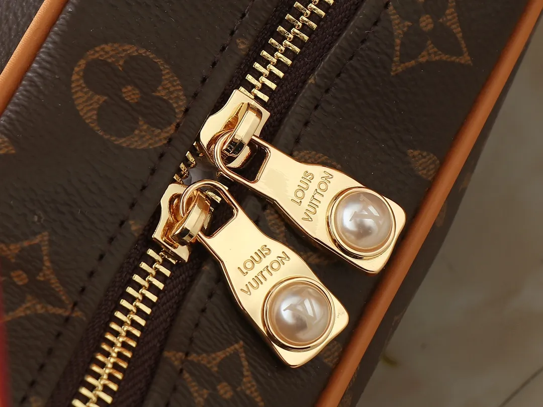💰260💰Upgraded original M14196 Presbyopia Unisex 2025 Early Spring Soft Leather Series Horn HoboLV croissant bag has always been a classic in the fashion industry, and the medieval LV cross-body shoulder bag is even more popular! This bag not only has the unique charm of the LV brand, but also allows you to walk with fashion and become your best matching weapon! The advantage of the second-hand LV cross-body shoulder bag lies in its quality and sense of history. After the baptism of time, it becomes even more unique and charming. Whether going to work, shopping or attending a party, this bag can easily hold up to various occasions. Its design is simple and elegant, and it can show your fashion taste with any clothing. Dimensions length, height and width: 31✘23✘6cm