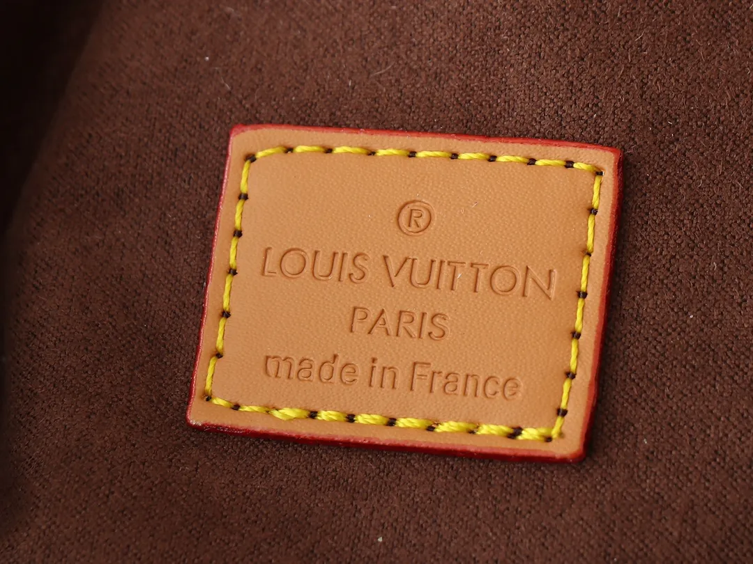 💰260💰Upgraded original M14196 Presbyopia Unisex 2025 Early Spring Soft Leather Series Horn HoboLV croissant bag has always been a classic in the fashion industry, and the medieval LV cross-body shoulder bag is even more popular! This bag not only has the unique charm of the LV brand, but also allows you to walk with fashion and become your best matching weapon! The advantage of the second-hand LV cross-body shoulder bag lies in its quality and sense of history. After the baptism of time, it becomes even more unique and charming. Whether going to work, shopping or attending a party, this bag can easily hold up to various occasions. Its design is simple and elegant, and it can show your fashion taste with any clothing. Dimensions length, height and width: 31✘23✘6cm