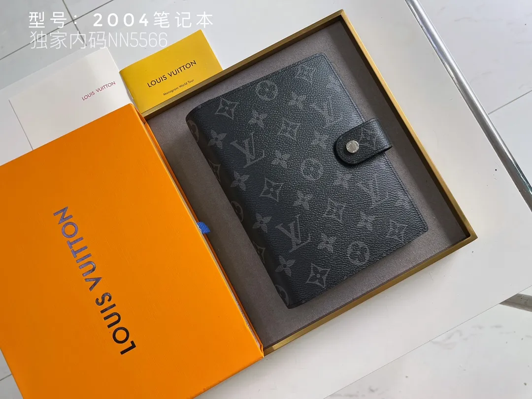 💰140 Top Original 💎 Latest Date 📅 Notepad This small notepad cover is made of Monogram canvas and can hold three credit cards. It can also be used as an address book, notebook or calendar. Epi leather is delicately embossed with LV initials and is lined with intertwined textured leather - Push-button closure - Six-ring binder with three rings in a set, six credit card slots and two internal compartments - Notepad insert available separately. Model: 2004 Size: 14x8cm
