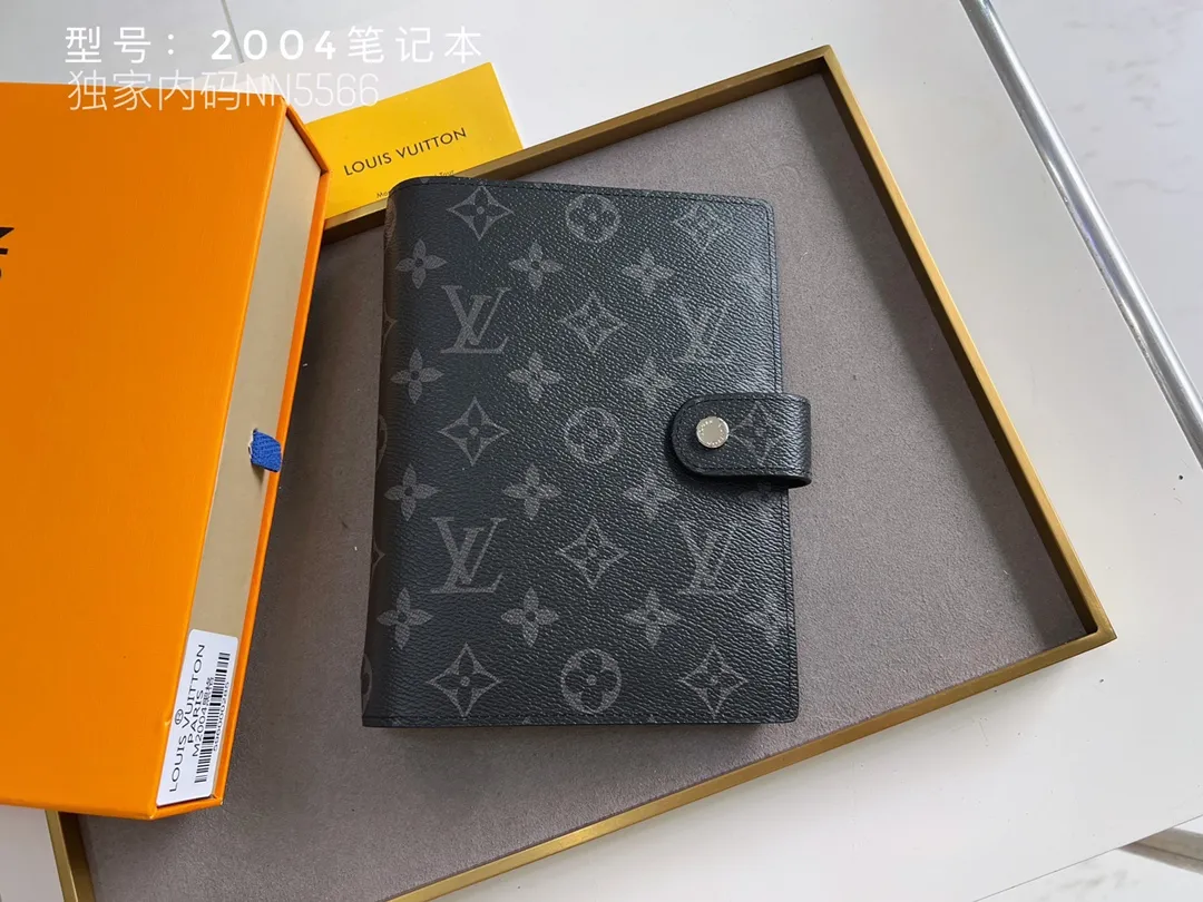 💰140 Top Original 💎 Latest Date 📅 Notepad This small notepad cover is made of Monogram canvas and can hold three credit cards. It can also be used as an address book, notebook or calendar. Epi leather is delicately embossed with LV initials and is lined with intertwined textured leather - Push-button closure - Six-ring binder with three rings in a set, six credit card slots and two internal compartments - Notepad insert available separately. Model: 2004 Size: 14x8cm