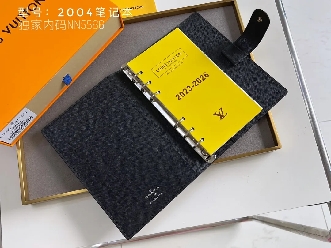 💰140 Top Original 💎 Latest Date 📅 Notepad This small notepad cover is made of Monogram canvas and can hold three credit cards. It can also be used as an address book, notebook or calendar. Epi leather is delicately embossed with LV initials and is lined with intertwined textured leather - Push-button closure - Six-ring binder with three rings in a set, six credit card slots and two internal compartments - Notepad insert available separately. Model: 2004 Size: 14x8cm