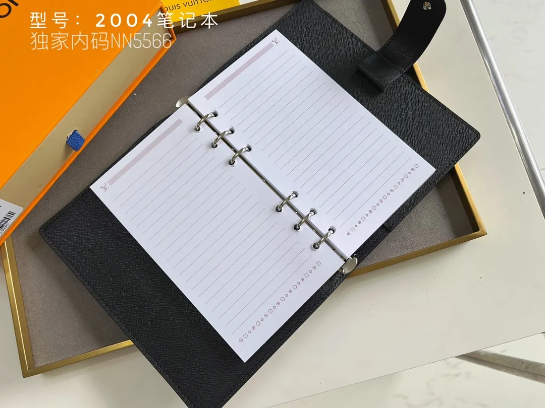 💰140 Top Original 💎 Latest Date 📅 Notepad This small notepad cover is made of Monogram canvas and can hold three credit cards. It can also be used as an address book, notebook or calendar. Epi leather is delicately embossed with LV initials and is lined with intertwined textured leather - Push-button closure - Six-ring binder with three rings in a set, six credit card slots and two internal compartments - Notepad insert available separately. Model: 2004 Size: 14x8cm