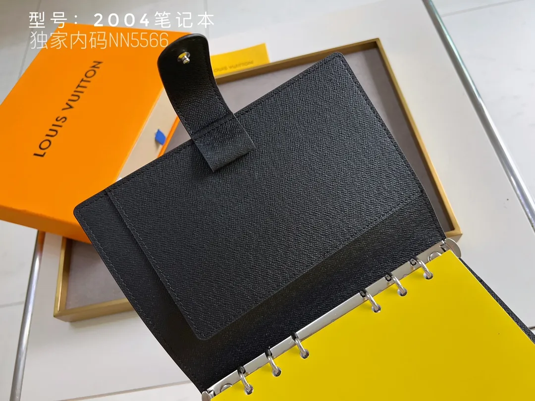 💰140 Top Original 💎 Latest Date 📅 Notepad This small notepad cover is made of Monogram canvas and can hold three credit cards. It can also be used as an address book, notebook or calendar. Epi leather is delicately embossed with LV initials and is lined with intertwined textured leather - Push-button closure - Six-ring binder with three rings in a set, six credit card slots and two internal compartments - Notepad insert available separately. Model: 2004 Size: 14x8cm
